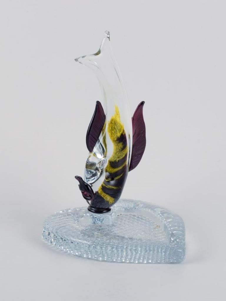 Heart-shaped dish with fish in art glass.
1970s/1980s.
In perfect condition.
Dimensions: H 22.0 cm x D 14.5 cm.