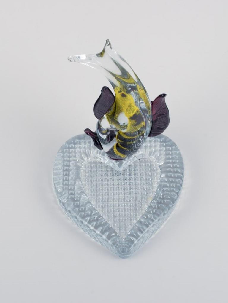 Heart-shaped dish with fish in art glass. 1970s/1980s.  In Excellent Condition For Sale In Copenhagen, DK
