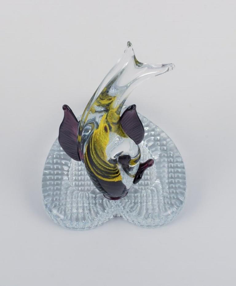 Late 20th Century Heart-shaped dish with fish in art glass. 1970s/1980s.  For Sale