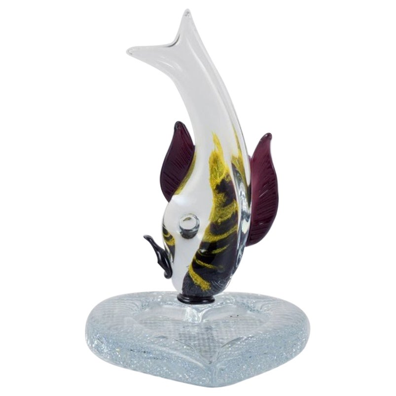 Plat en forme de cœur avec poisson en verre d'art. 1970/1980. en vente