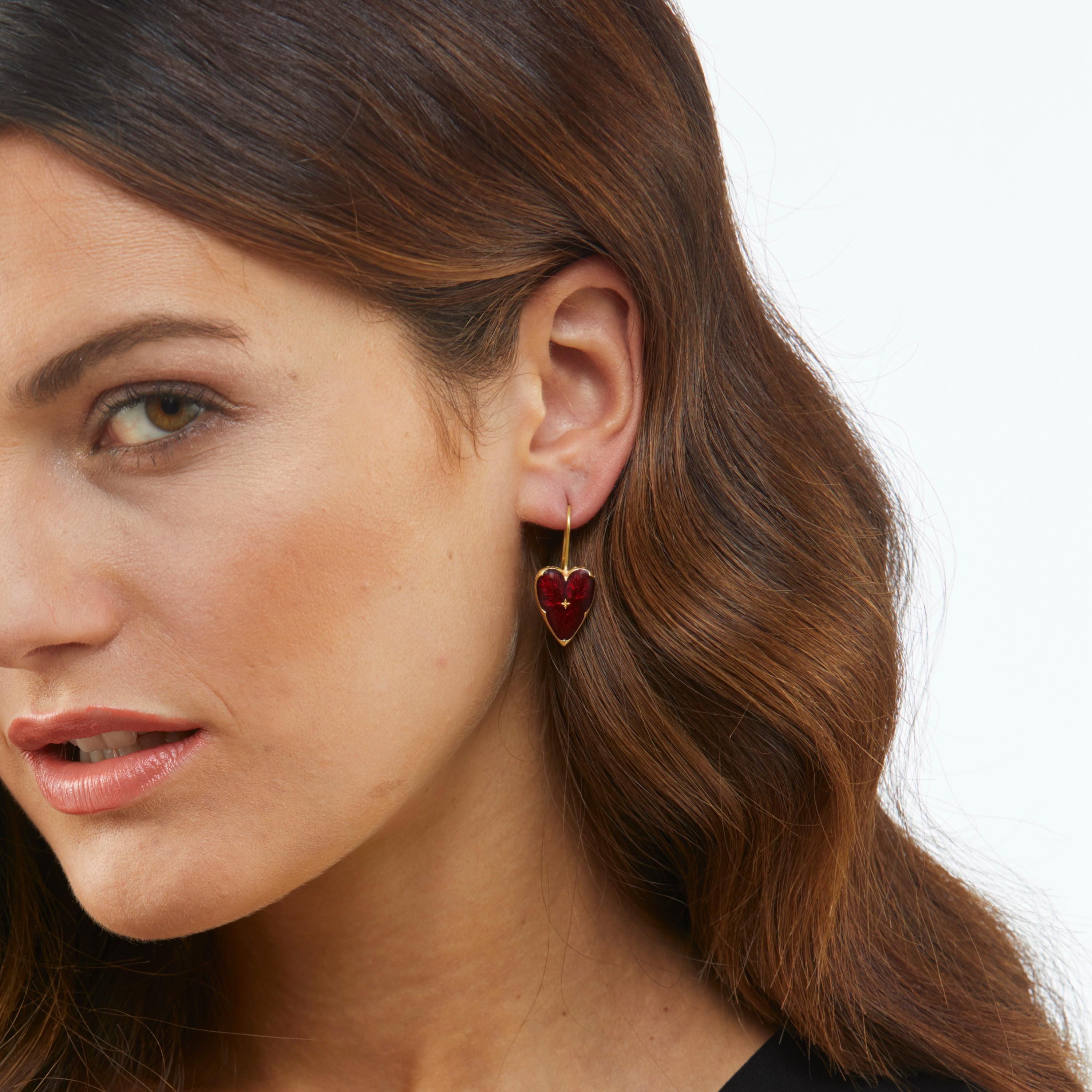 Boucles d'oreilles en forme de cœur en or jaune 18 carats, émail guilloché rouge vitreux 17 x 13 mm Neuf - En vente à Pforzheim, DE
