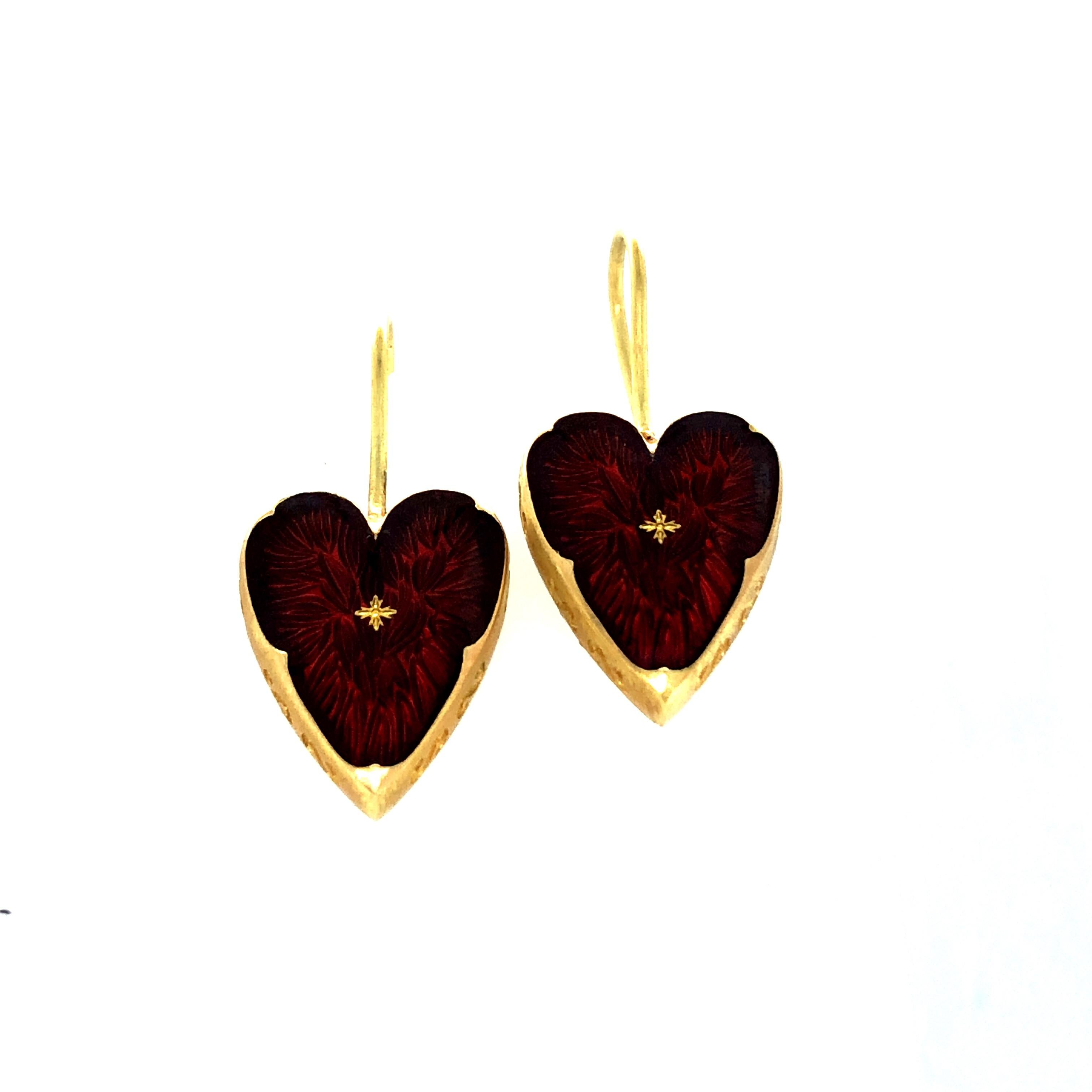 Herzförmige Ohrringe aus 18k Gelbgold mit roter Guilloche-Emaille 17 x 13 mm (Romantik) im Angebot