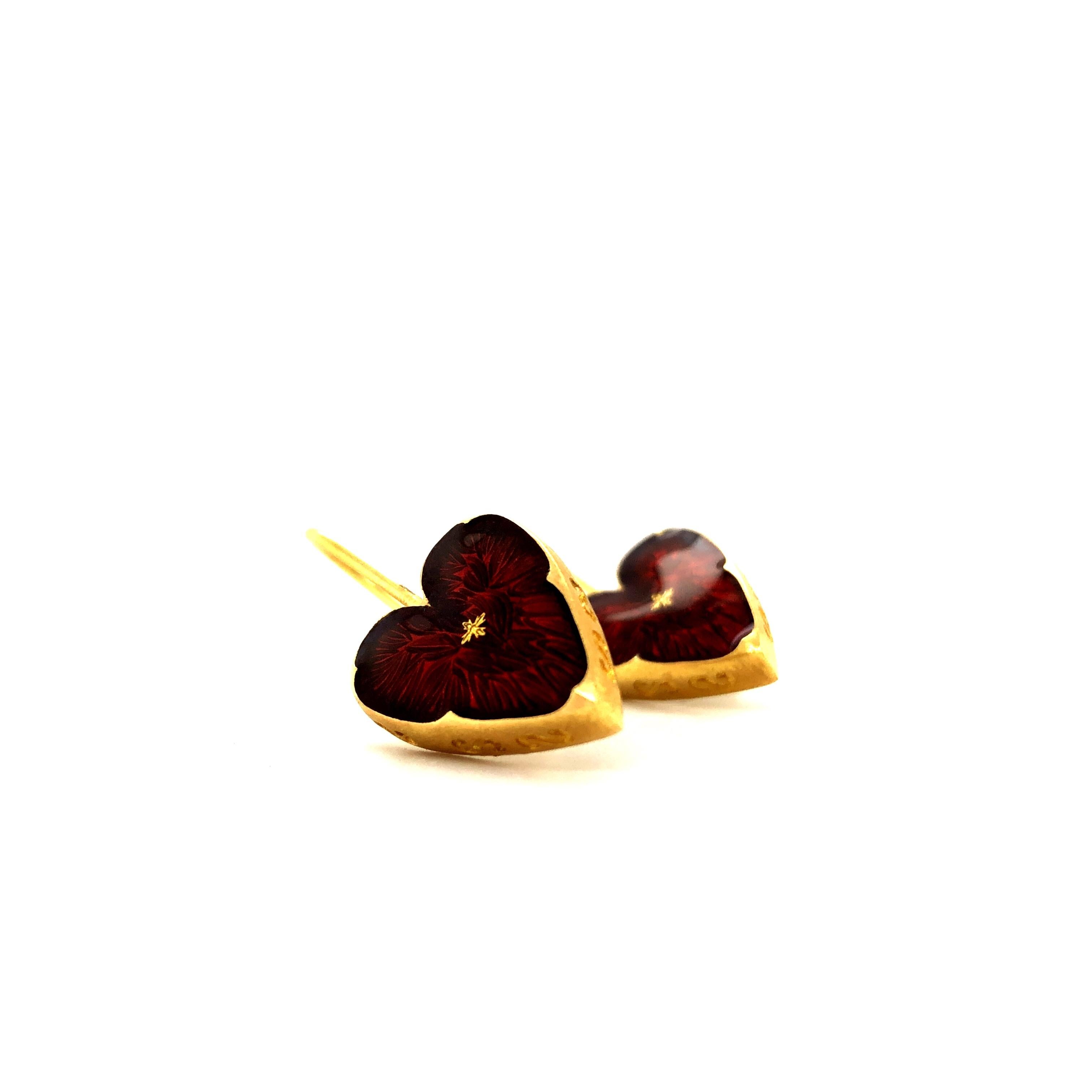 Boucles d'oreilles en forme de cœur en or jaune 18 carats, émail guilloché rouge vitreux 17 x 13 mm Pour femmes en vente
