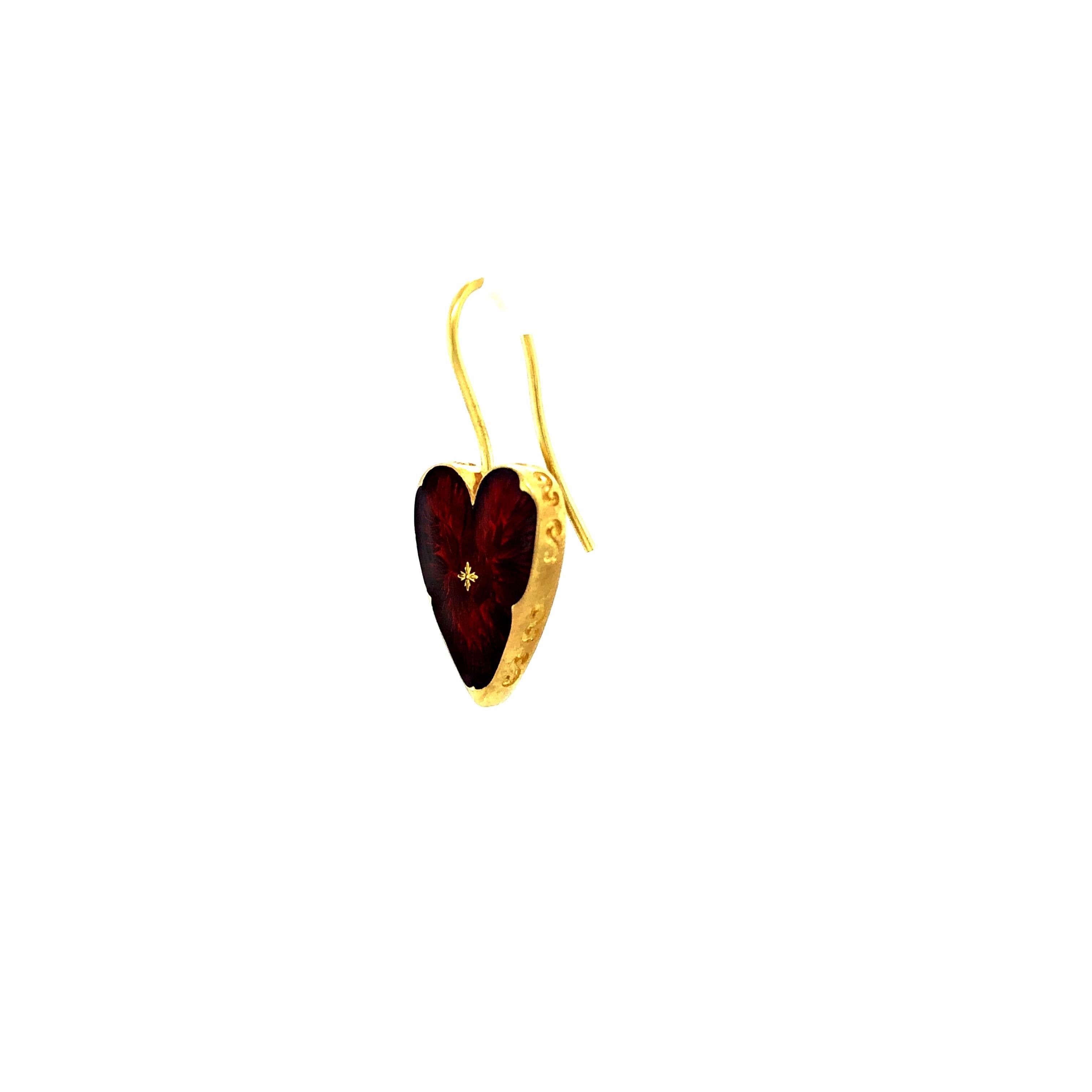 Heart-Shaped Earrings 18k Yellow Gold Red Vitreous Guilloche Enamel 17 x 13 mm For Sale 1
