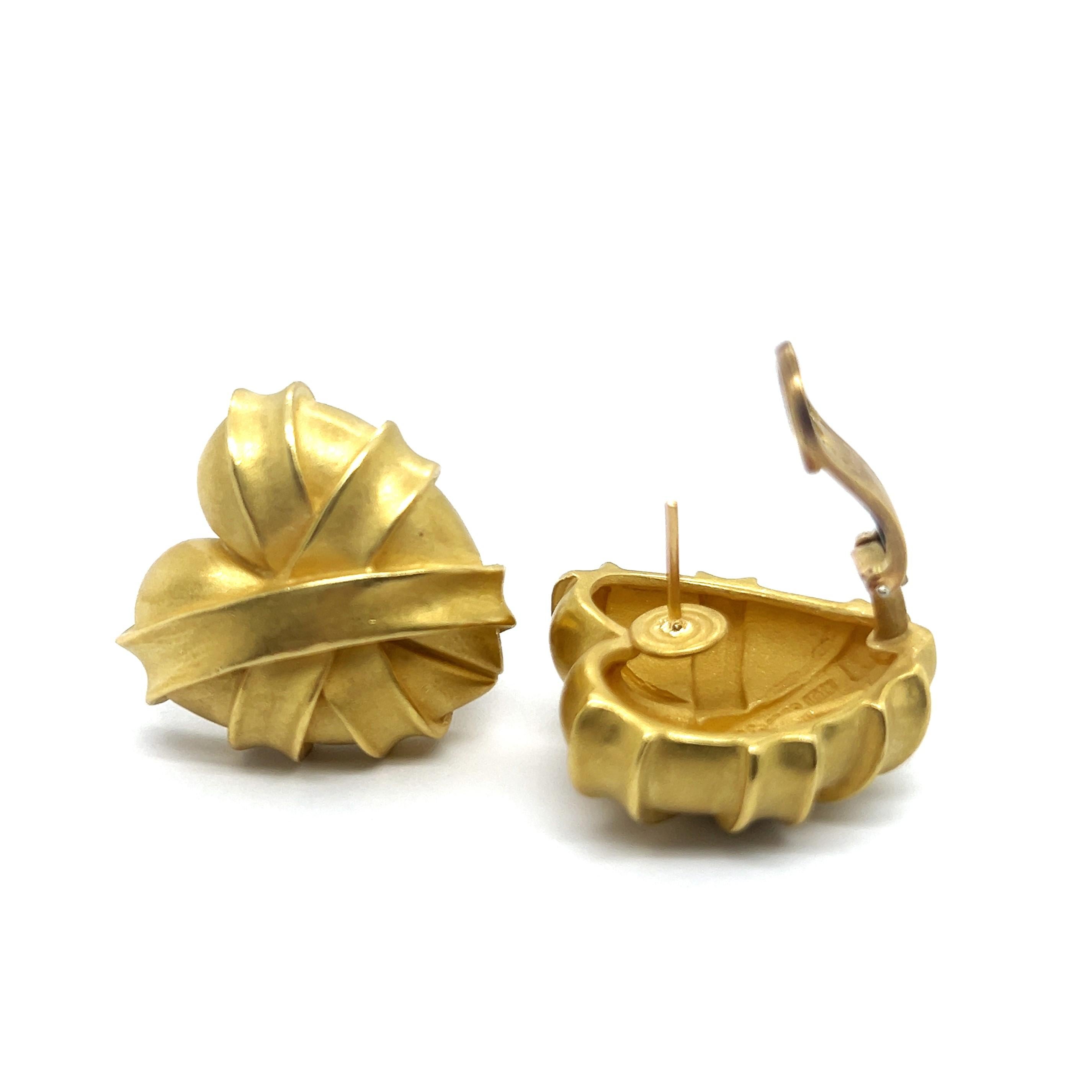 Heart-shaped Earrings in 18 Karat Yellow Gold by Kieselstein-Cord For Sale 6