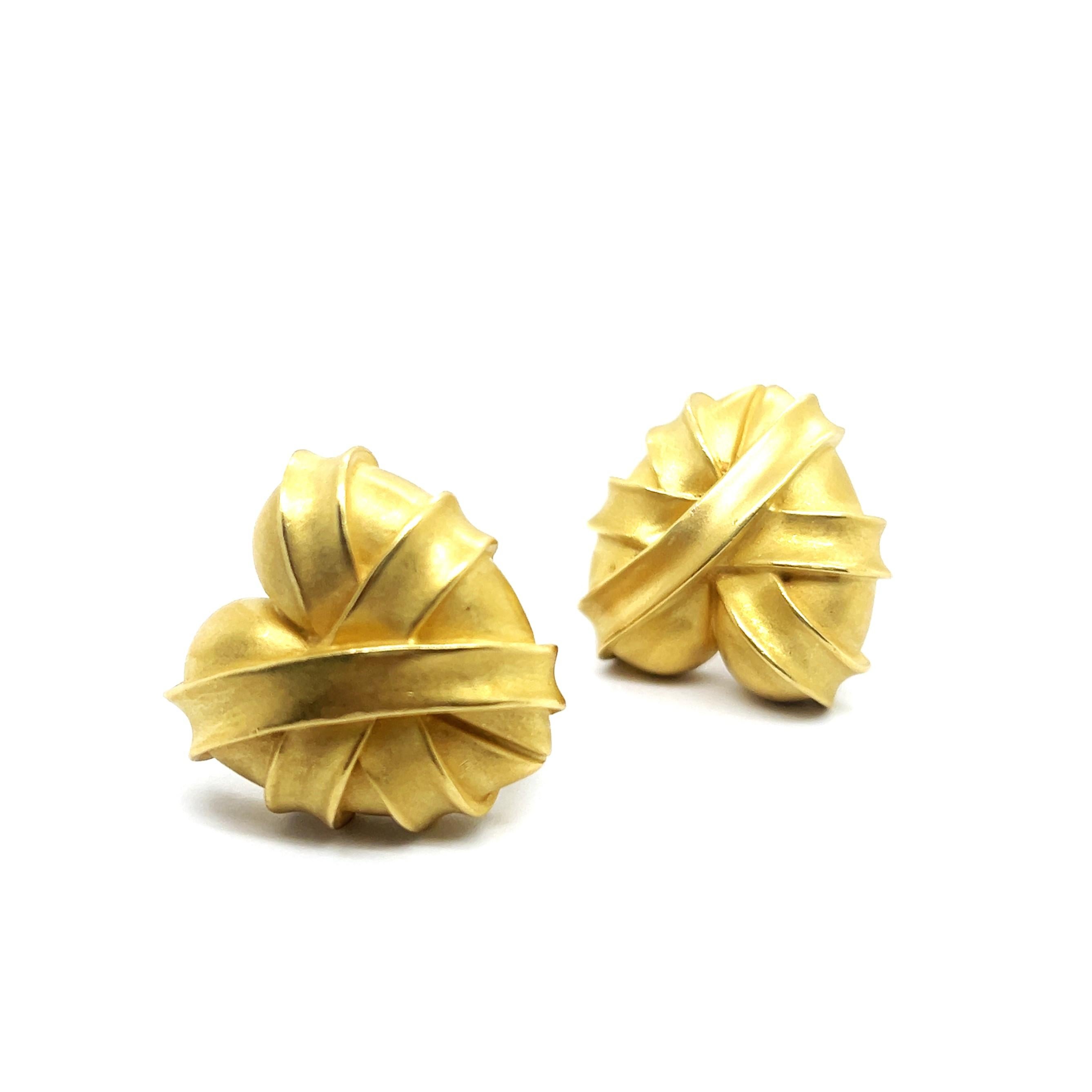 Heart-shaped Earrings in 18 Karat Yellow Gold by Kieselstein-Cord For Sale 10