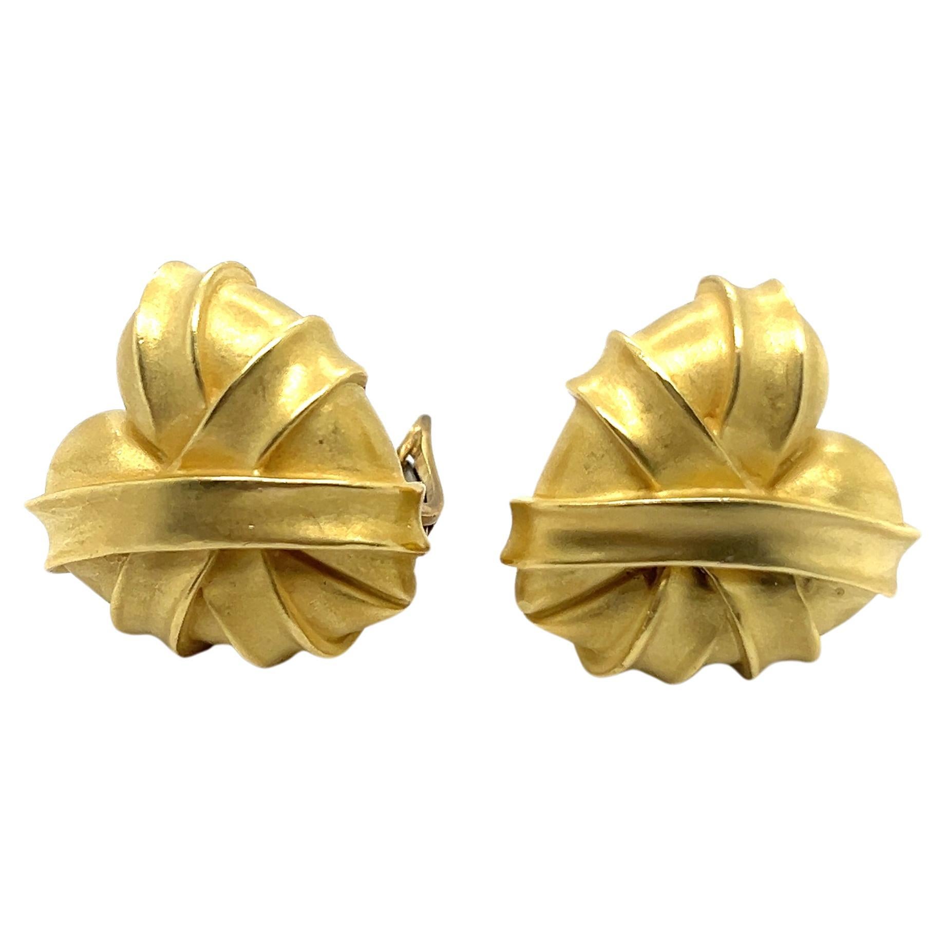 Discover the elegance of these heart-shaped earrings, also known as the 'St. Barts Heart,' created by the famous American jeweler Kieselstein-Cord.

Crafted in 18 Karat yellow gold with a matte effect, this piece features a ribbon-like design. With