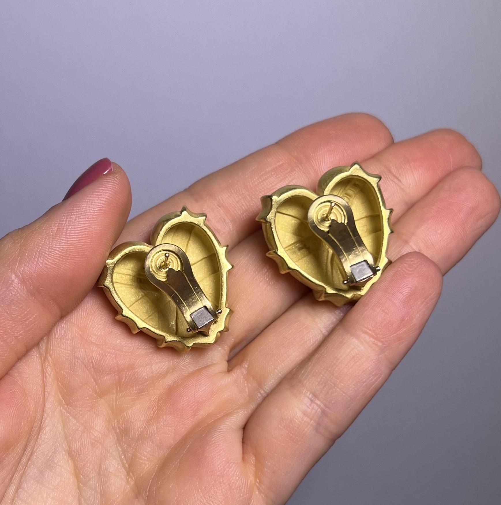 Heart-shaped Earrings in 18 Karat Yellow Gold by Kieselstein-Cord For Sale 1