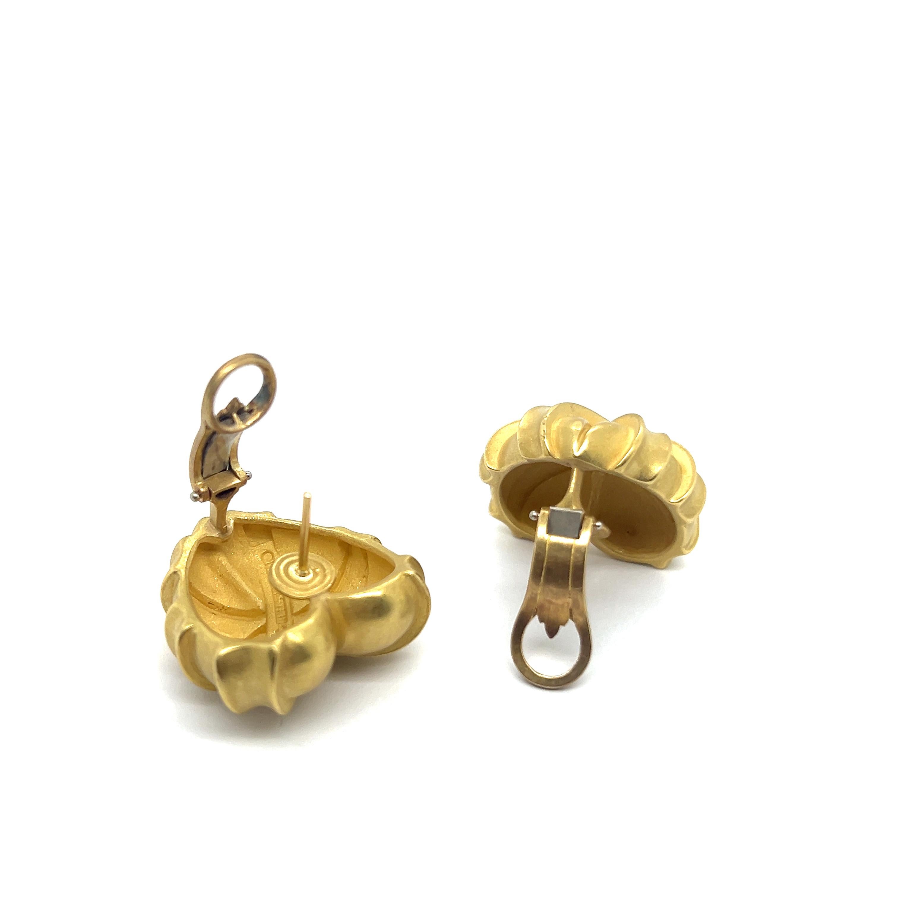 Heart-shaped Earrings in 18 Karat Yellow Gold by Kieselstein-Cord For Sale 2