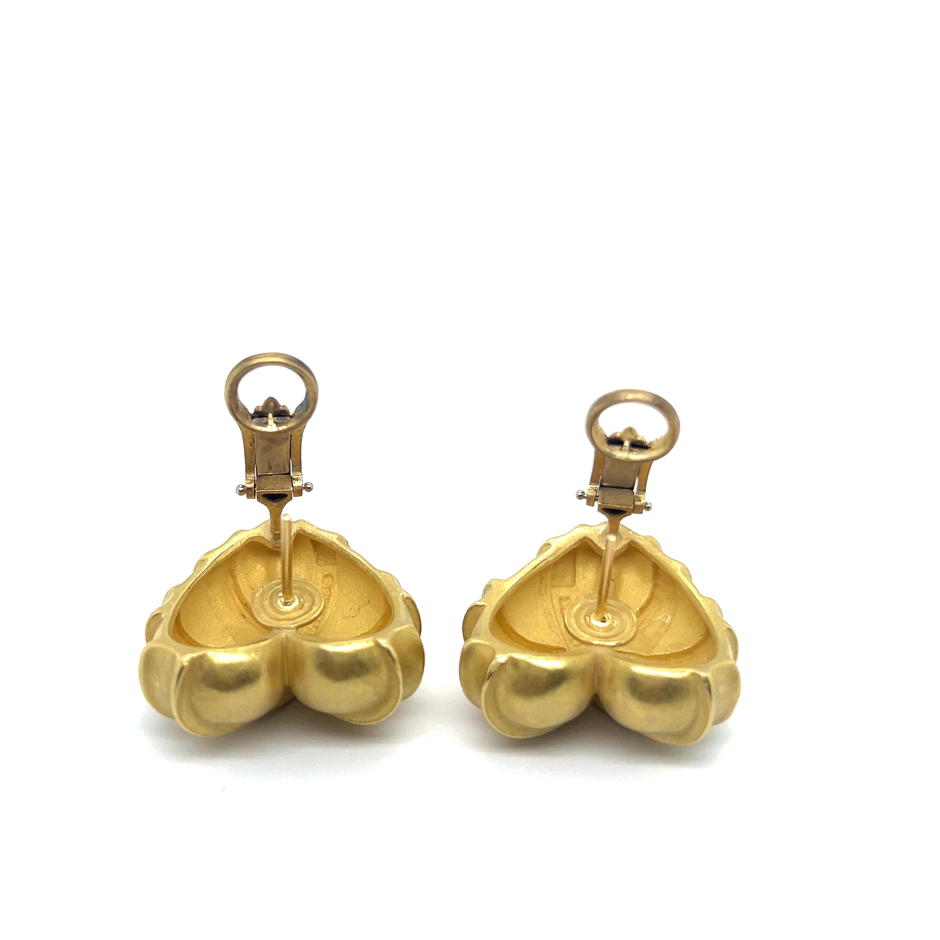 Heart-shaped Earrings in 18 Karat Yellow Gold by Kieselstein-Cord For Sale 3