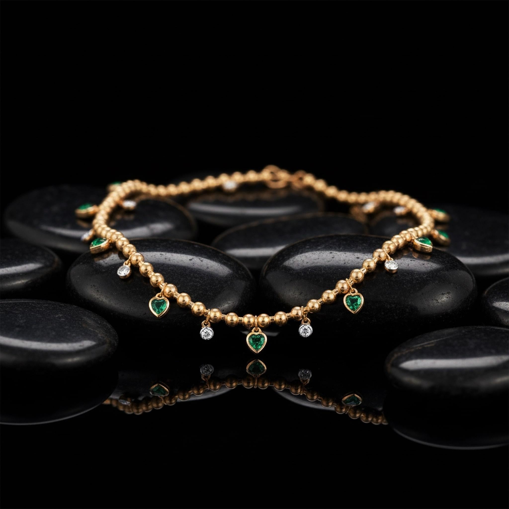 Moderne Collier de perles en or jaune 14K (ou 18k sur demande) avec diamants et émeraudes en forme de coeur en vente