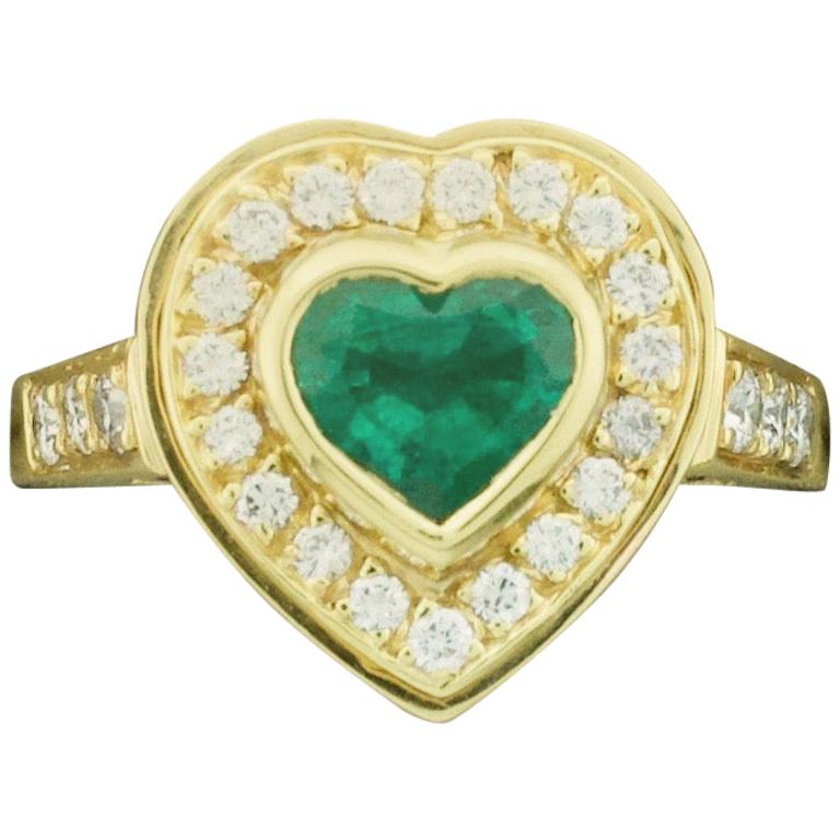 Herzförmiger Smaragd- und Diamantring aus 18 Karat Gelbgold im Angebot