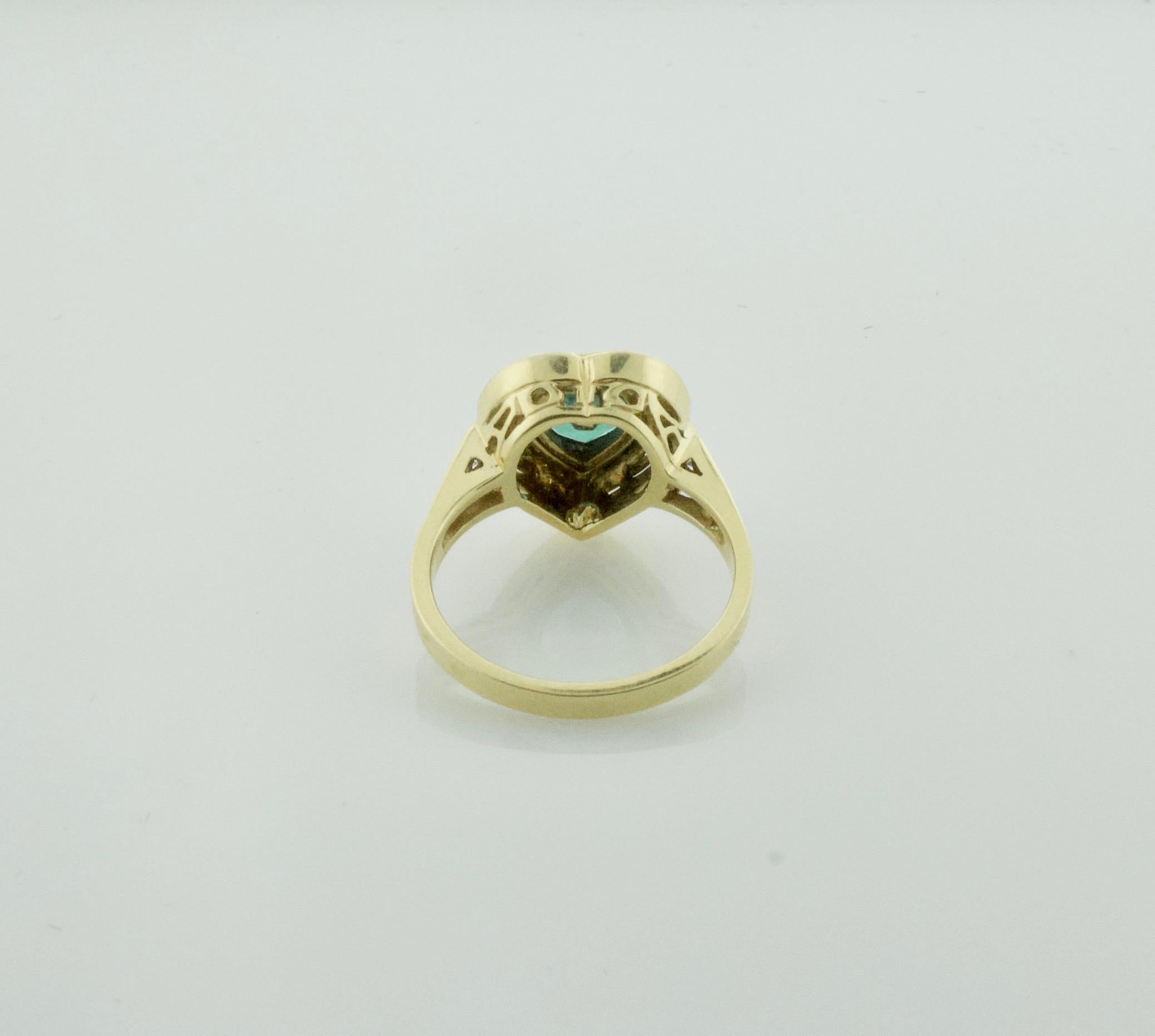 Herzförmiger Smaragd- und Diamantring aus 18 Karat Gelbgold für Damen oder Herren im Angebot