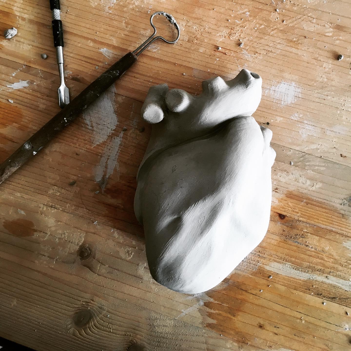 Herzförmiges Smaragdgrün, 2022, Handgefertigt in Italien, Anatomisches Herz, Design (Keramik) im Angebot