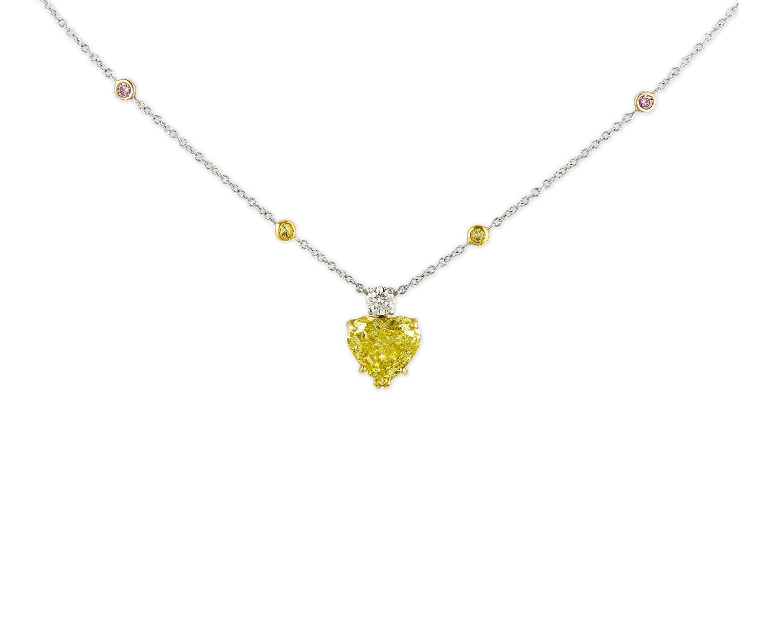 Dieser feminine und romantische Herzanhänger wird von einem 2,42-karätigen, lebhaft gelben Fancy-Diamanten gebildet. Der bemerkenswerte farbige Diamant ist vom Gemological Institute of America als rein natürlich zertifiziert und hat den
