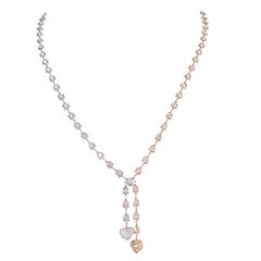 Halskette in Herzform mit zweifarbigen, gelbenen und weißen Fancy-Diamanten und weißen Diamanten