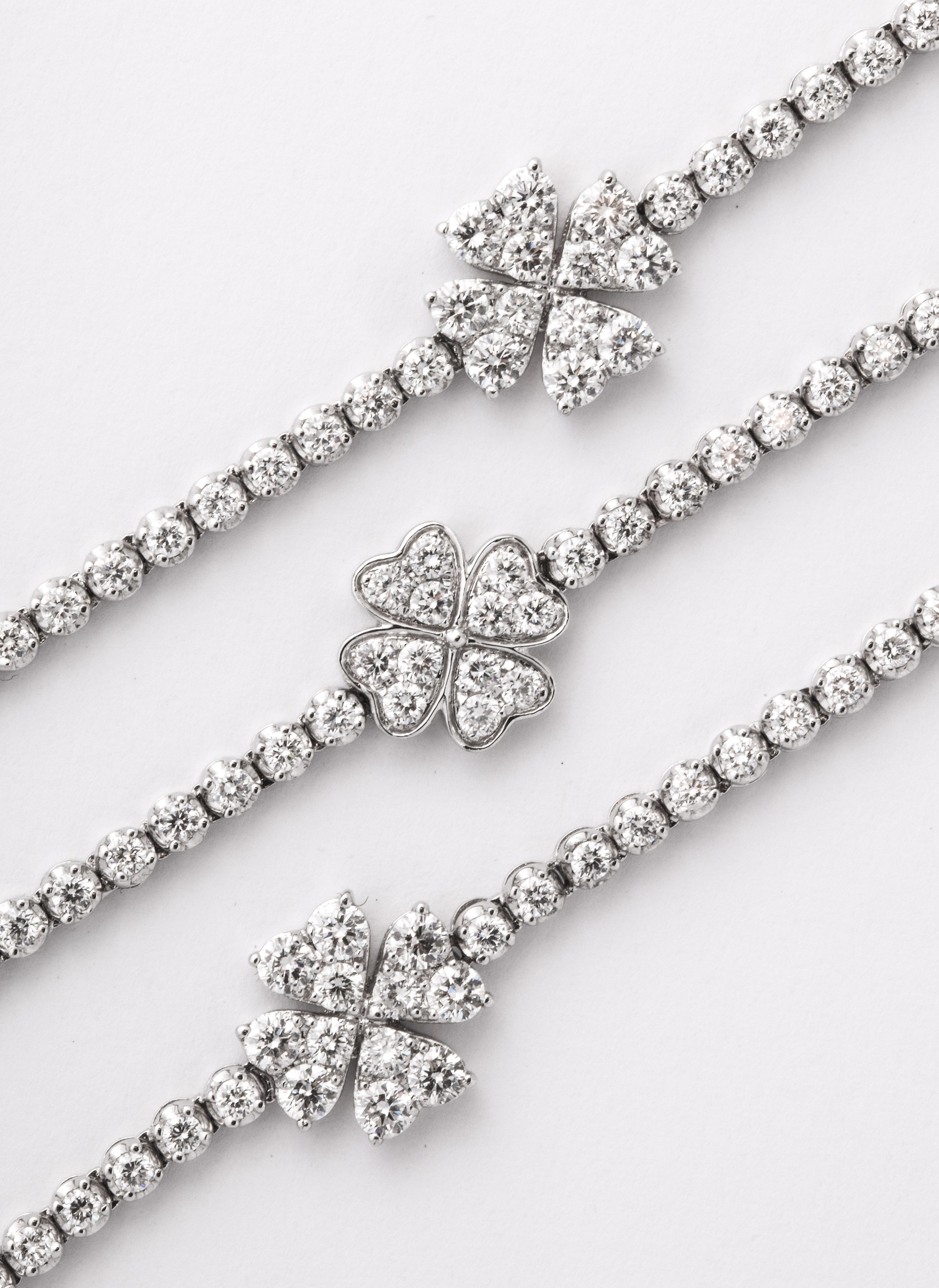 
Stunning on its own or layered with other pieces

12.76 carats of white round brilliant cut diamonds set in 18k white gold 

11 alternating diamond flower motifs with heart shaped petals 

29 inch length 