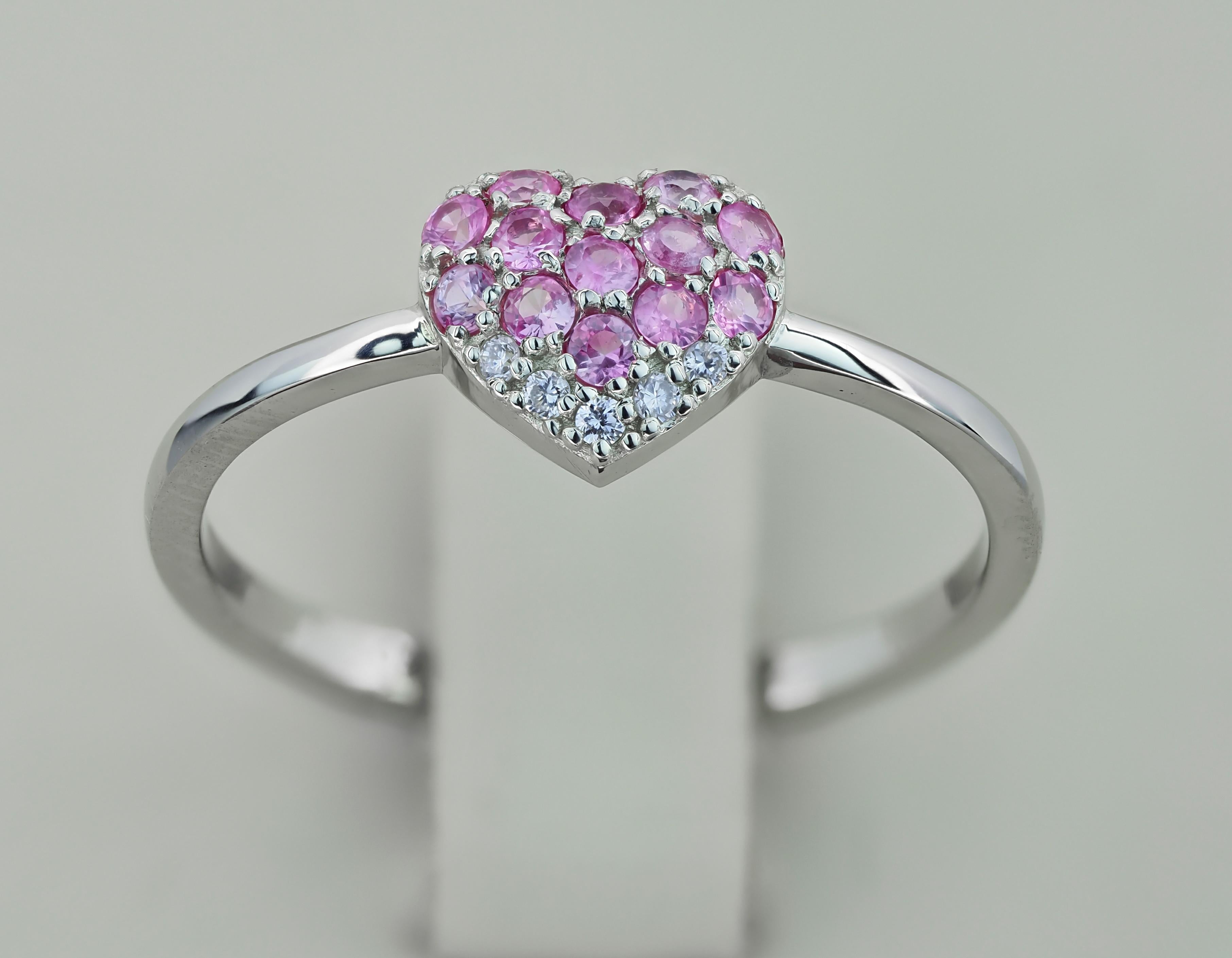 Round Cut Heart shaped gold ring with pink sapphires.  For Sale