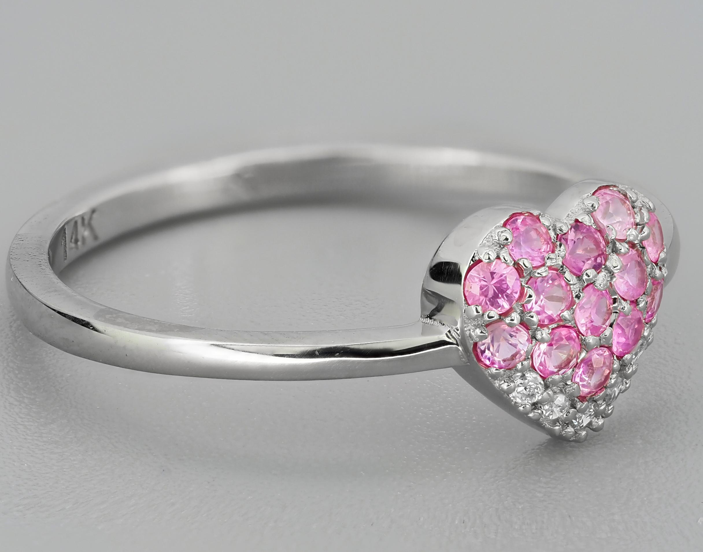 Women's Heart shaped gold ring with pink sapphires.  For Sale