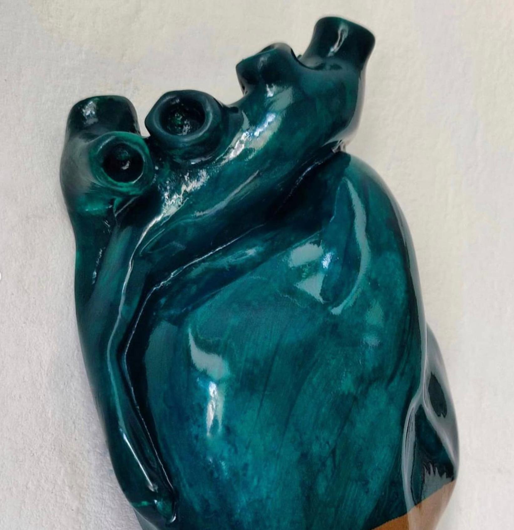 Heart Shaped Green & Gold, 2022, Handgefertigt in Italien, Anatomisches Herz, Design (Handbemalt) im Angebot