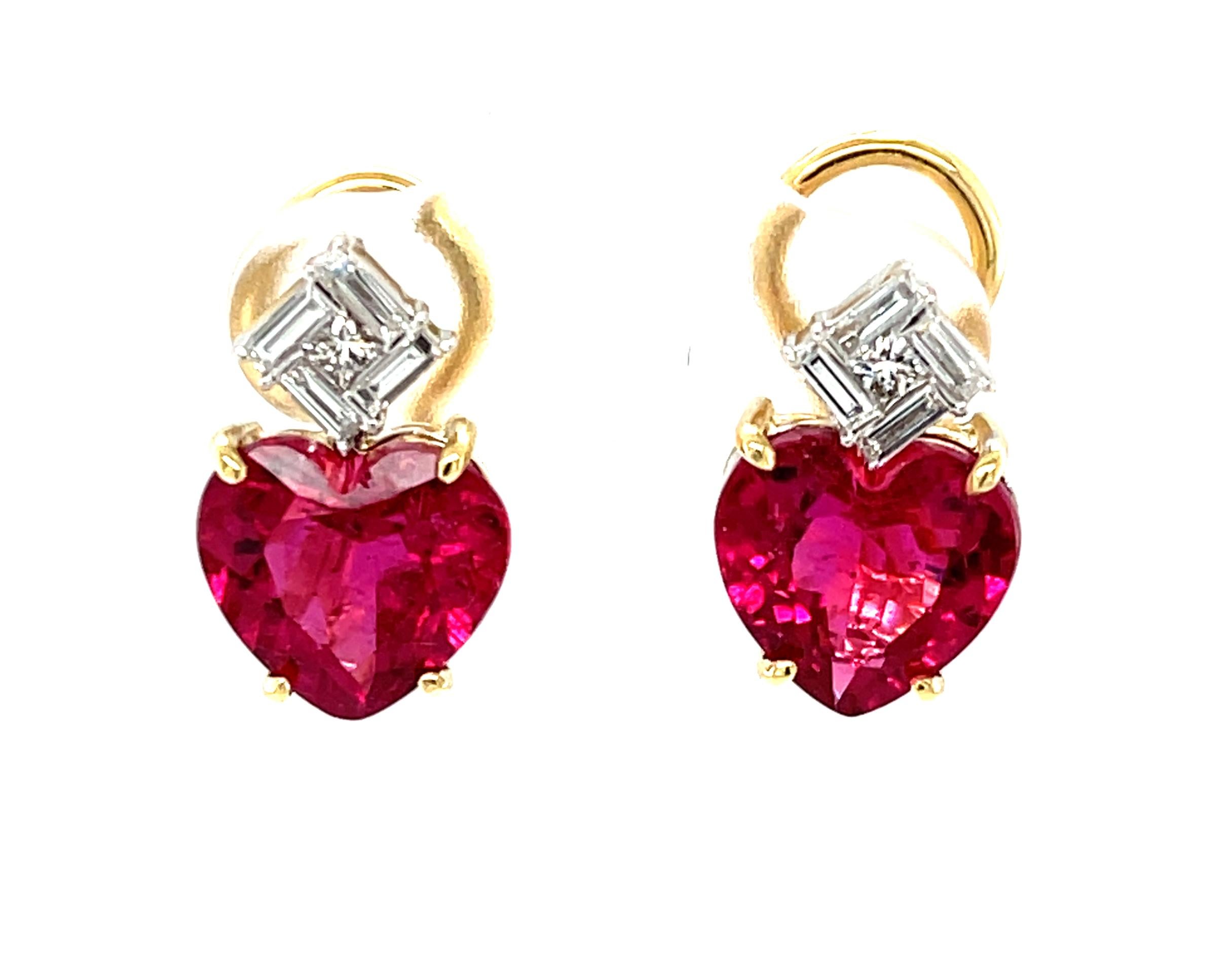 Questi splendidi orecchini presentano una splendida coppia di tormaline rubellite dal colore rosa caldo e dal peso complessivo di oltre 6 carati! Le rubelliti a forma di cuore sono assolutamente stupefacenti con le loro proporzioni perfette e