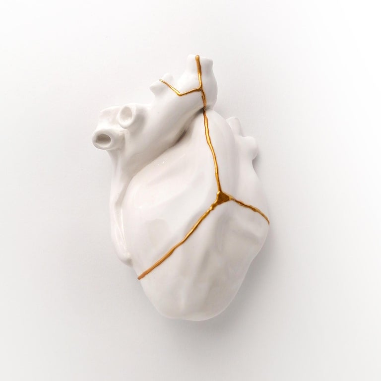Celebrating the human body by dissecting it. The human body as a great system of signs and symbols. We are expression, beyond words and gestures. 

A perspective of the flesh in which certain parts become containers. 
Here then are hearts made