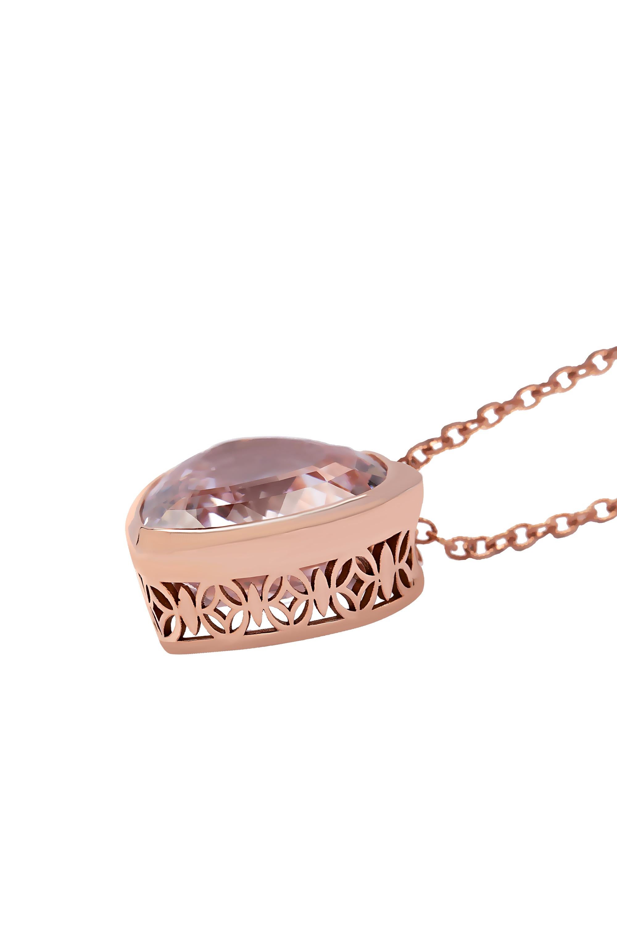A pale pink kunzite heart weighing an impressive 30.86 carats is softly enhanced by a frame of 18 karat rose gold featuring openwork detailing at the base. Completed by an 18 karat rose gold chain.