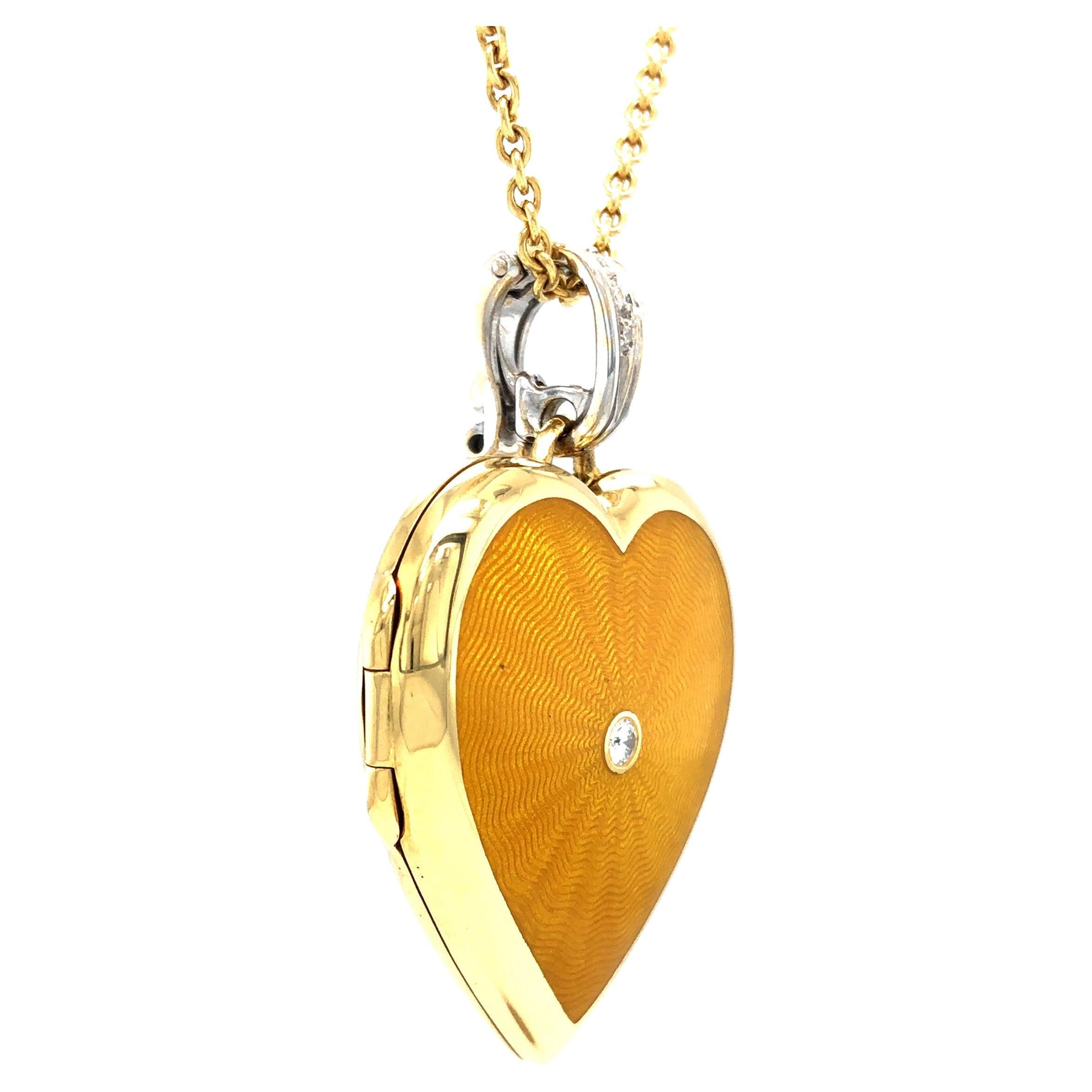 Pendentif Victor Mayer en forme de cœur en or jaune et or blanc 18 carats, collection Hallmark, émail vitreux jaune, 4 diamants 0,8 ct, H VS, taille brillant.

A propos du créateur Victor Mayer
Victor Mayer est internationalement reconnu pour ses
