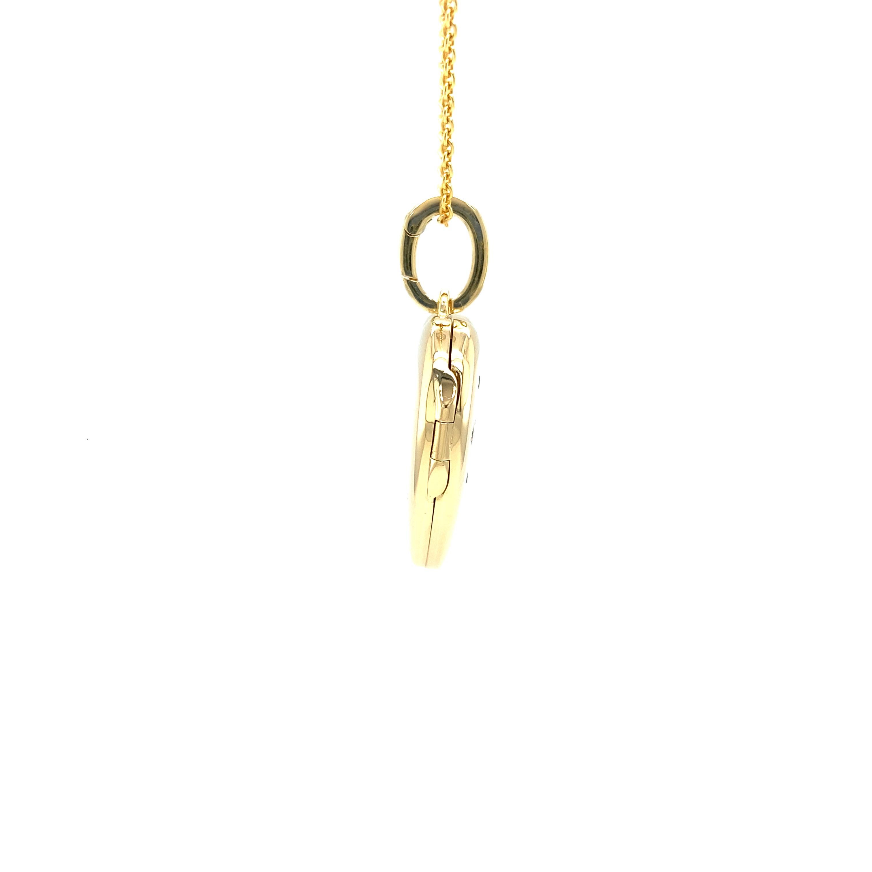 Taille brillant Collier pendentif médaillon en forme de cœur, or jaune 18 carats, 8 diamants 0,16 carat en vente
