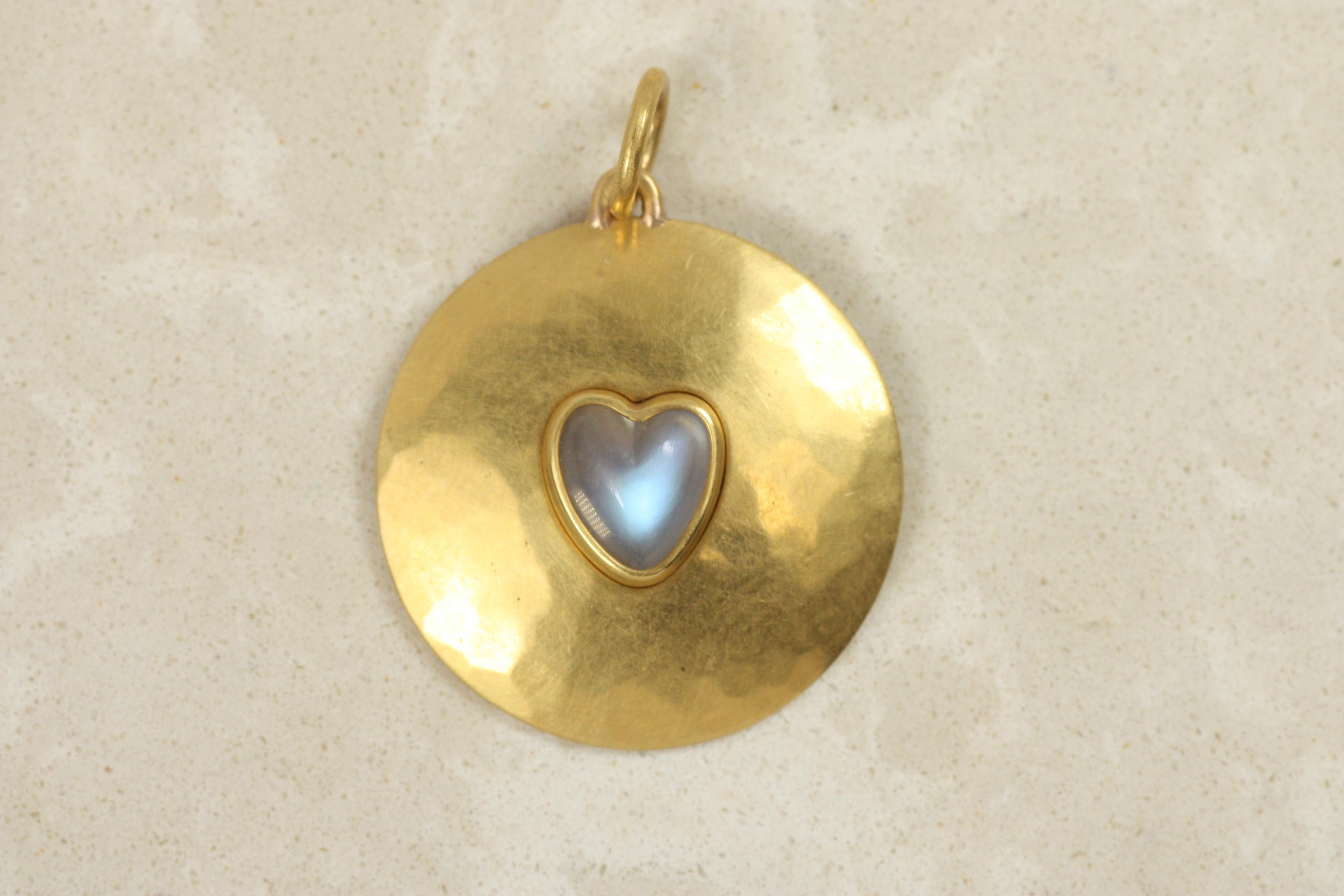 Artisan Pendentif à breloques Moonstone en forme de coeur - disque en or jaune 22K en vente