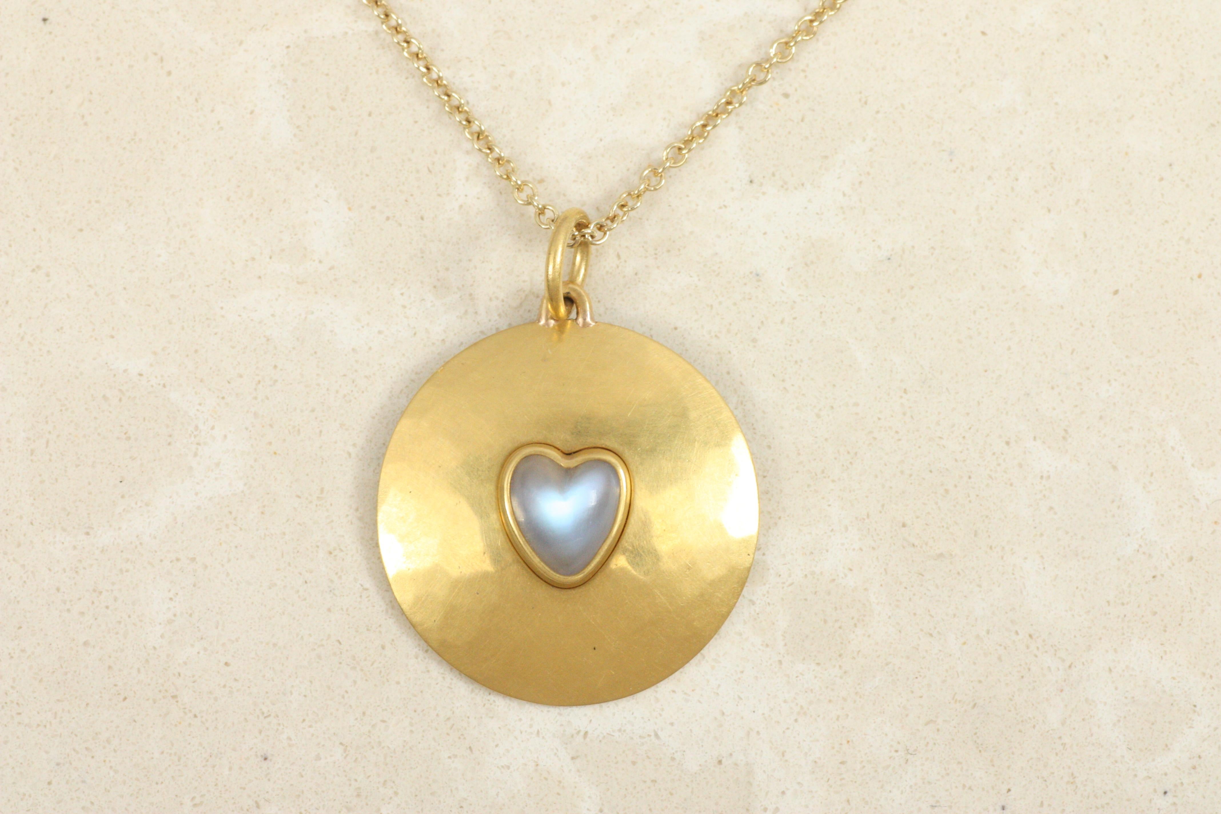 Taille cœur Pendentif à breloques Moonstone en forme de coeur - disque en or jaune 22K en vente