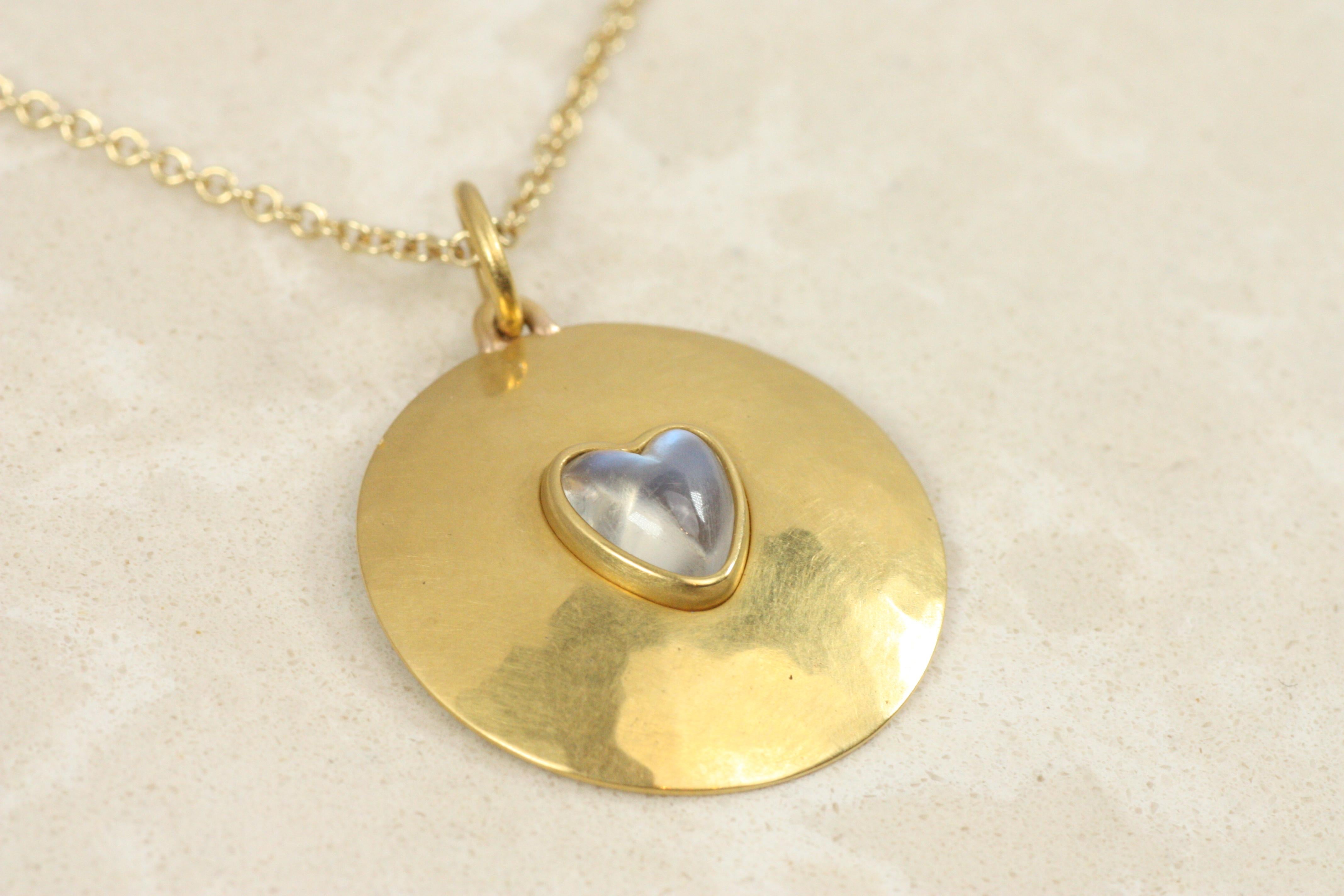Pendentif à breloques Moonstone en forme de coeur - disque en or jaune 22K Neuf - En vente à Santa Monica, CA