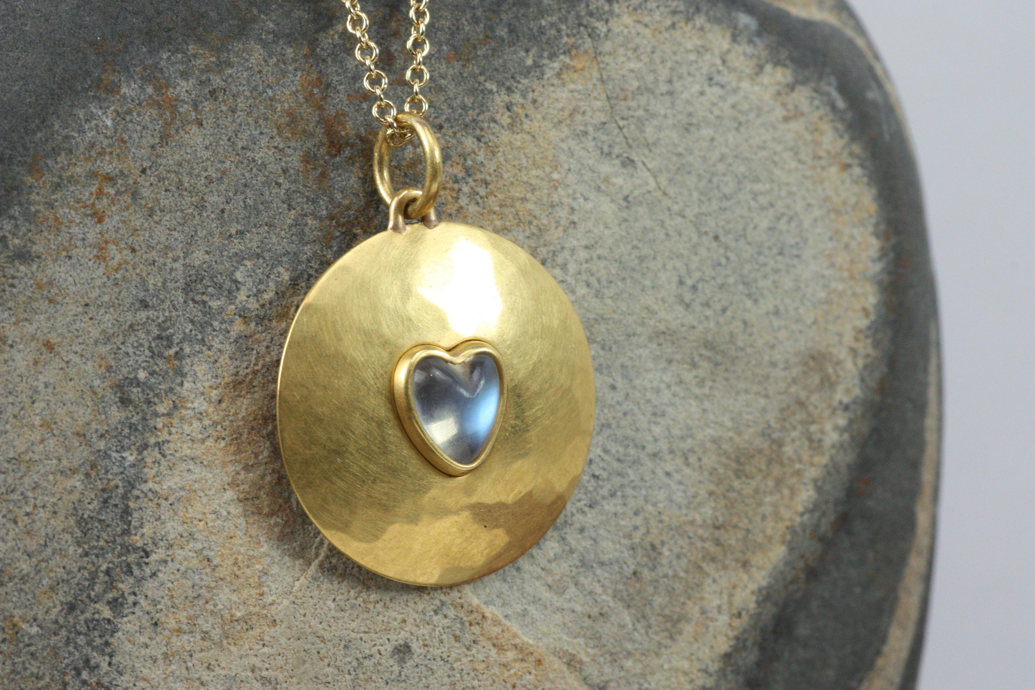 Pendentif à breloques Moonstone en forme de coeur - disque en or jaune 22K Pour femmes en vente