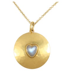 Pendentif à breloques Moonstone en forme de coeur - disque en or jaune 22K