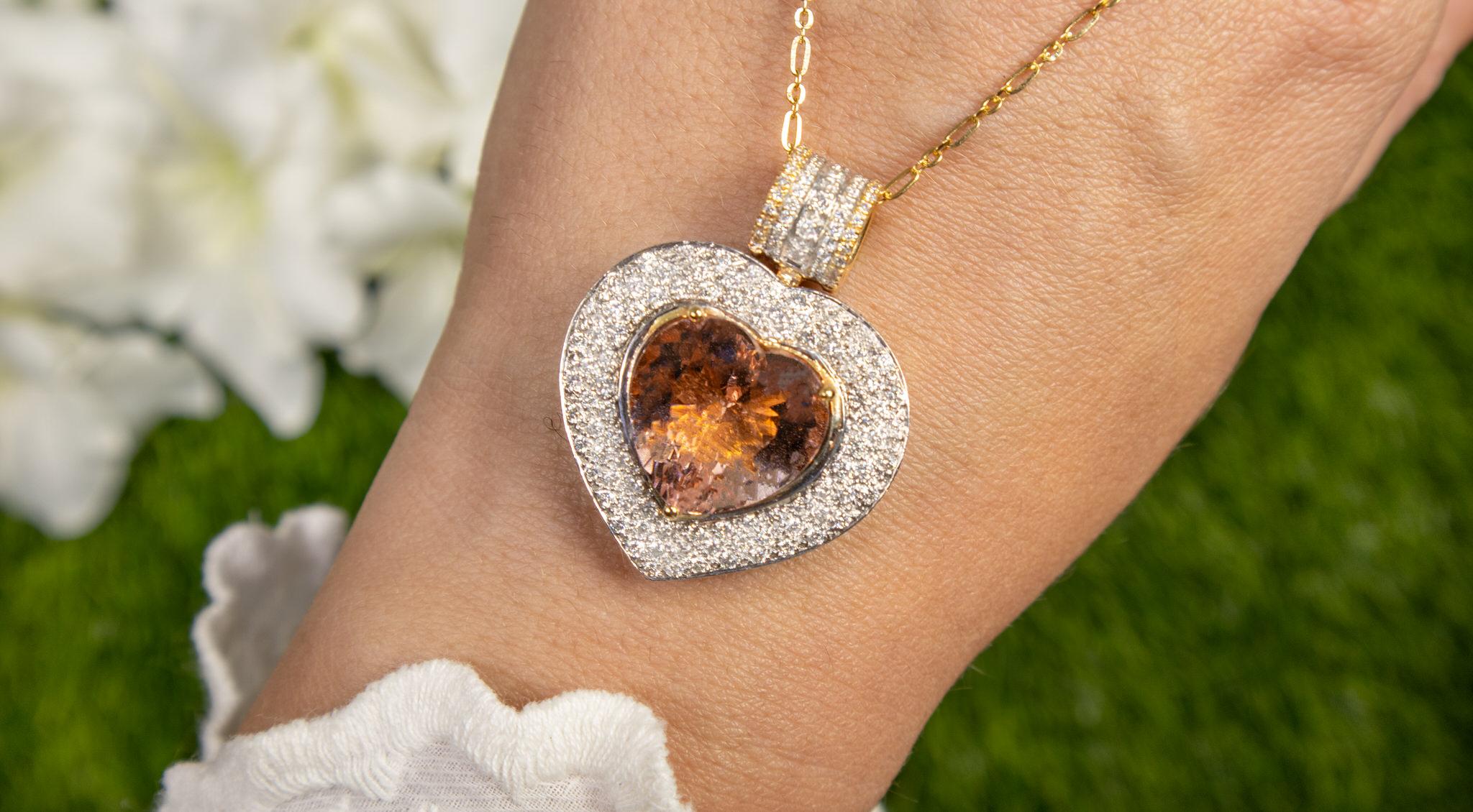 Viene fornito con la valutazione gemmologica GG/AJP.
Tutte le pietre sono naturali
Morganite = 16 carati
Taglio: Cuore
Diamanti rotondi = 2,80 carati
Metallo: Oro bianco e giallo 14K
Dimensioni: 37,7 x 29,3 mm