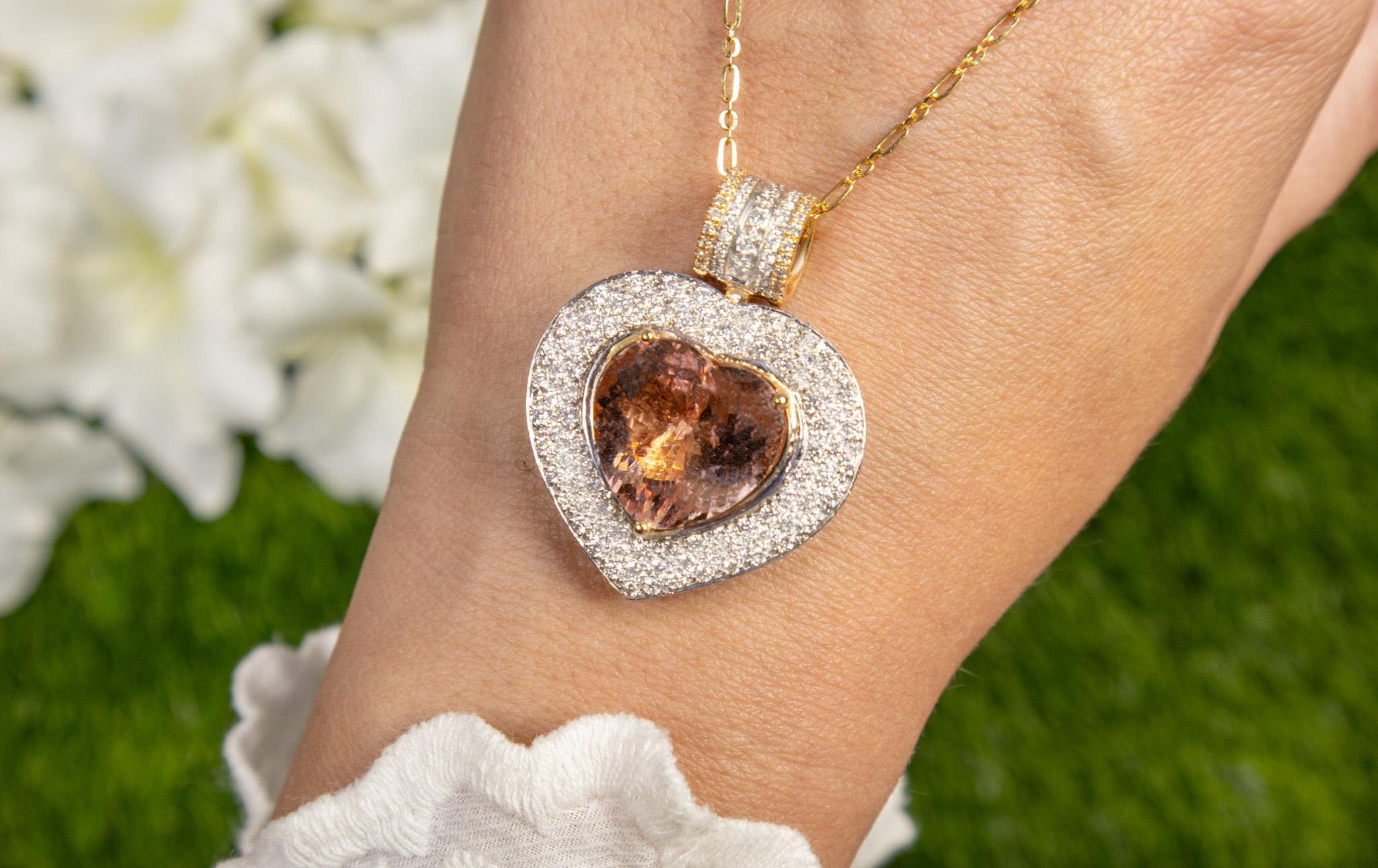 Contemporaneo Collana con ciondolo di morganite a forma di cuore Impostazione dei diamanti 11,8 carati totali 14K Go in vendita