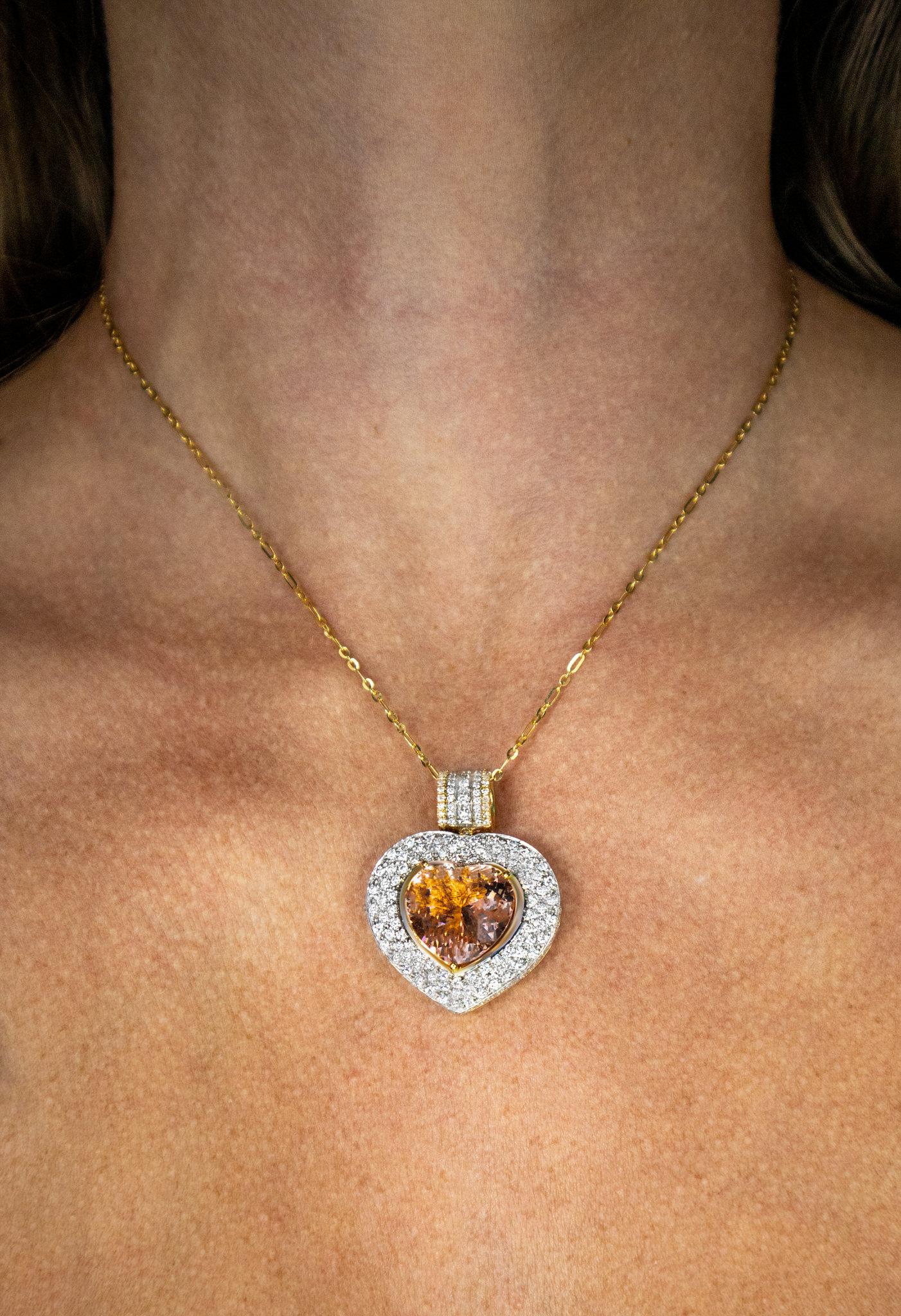 Collana con ciondolo di morganite a forma di cuore Impostazione dei diamanti 11,8 carati totali 14K Go In condizioni ottime in vendita a Aliso Viejo, CA