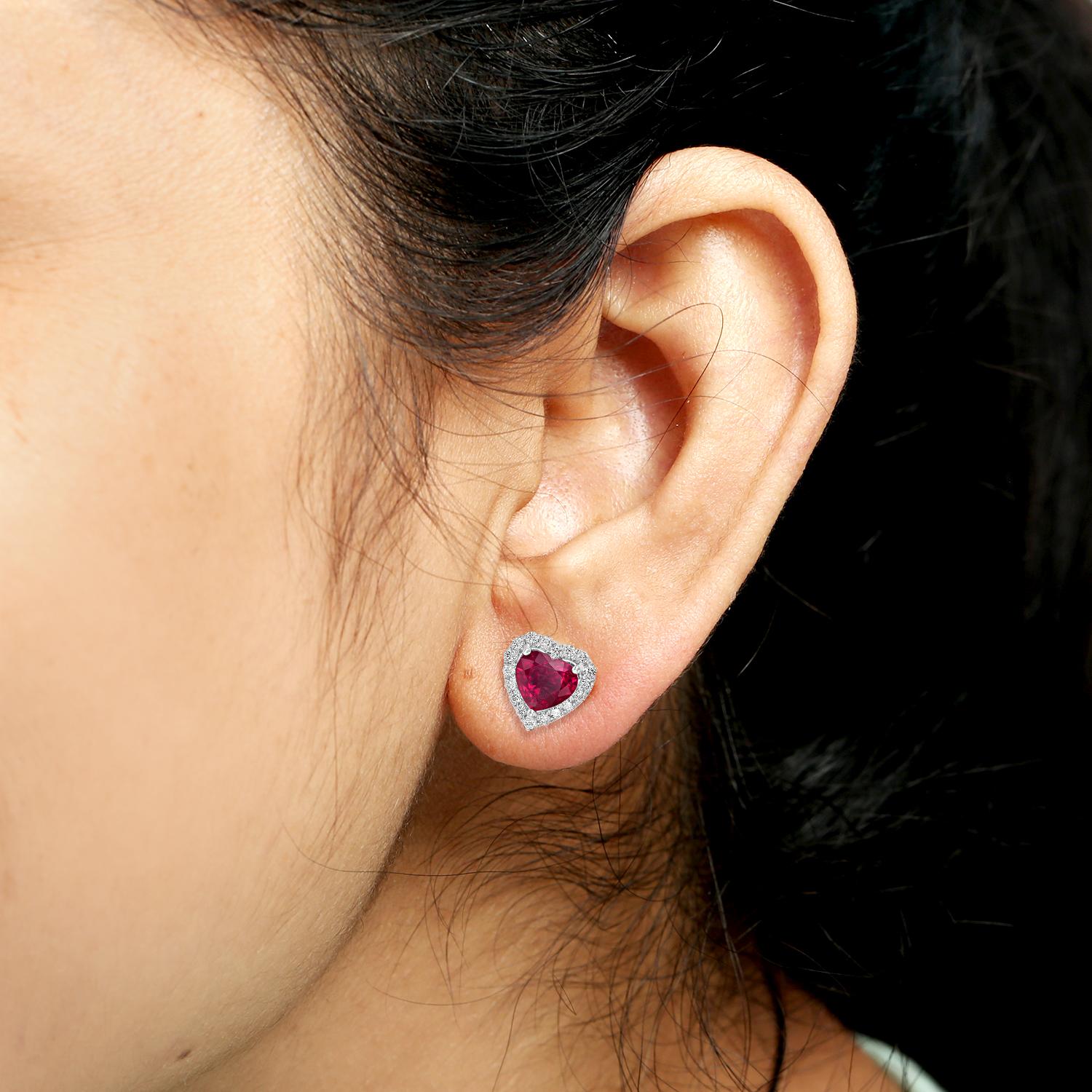 Ces clous d'oreilles en rubis en forme de cœur offrent une vision raffinée des bijoux romantiques. Avec 1,3 carats de rubis du Mozambique et 0,17 carats de diamants, elles sont fabriquées en or massif 18 carats pour un aspect poli et subtil, idéal