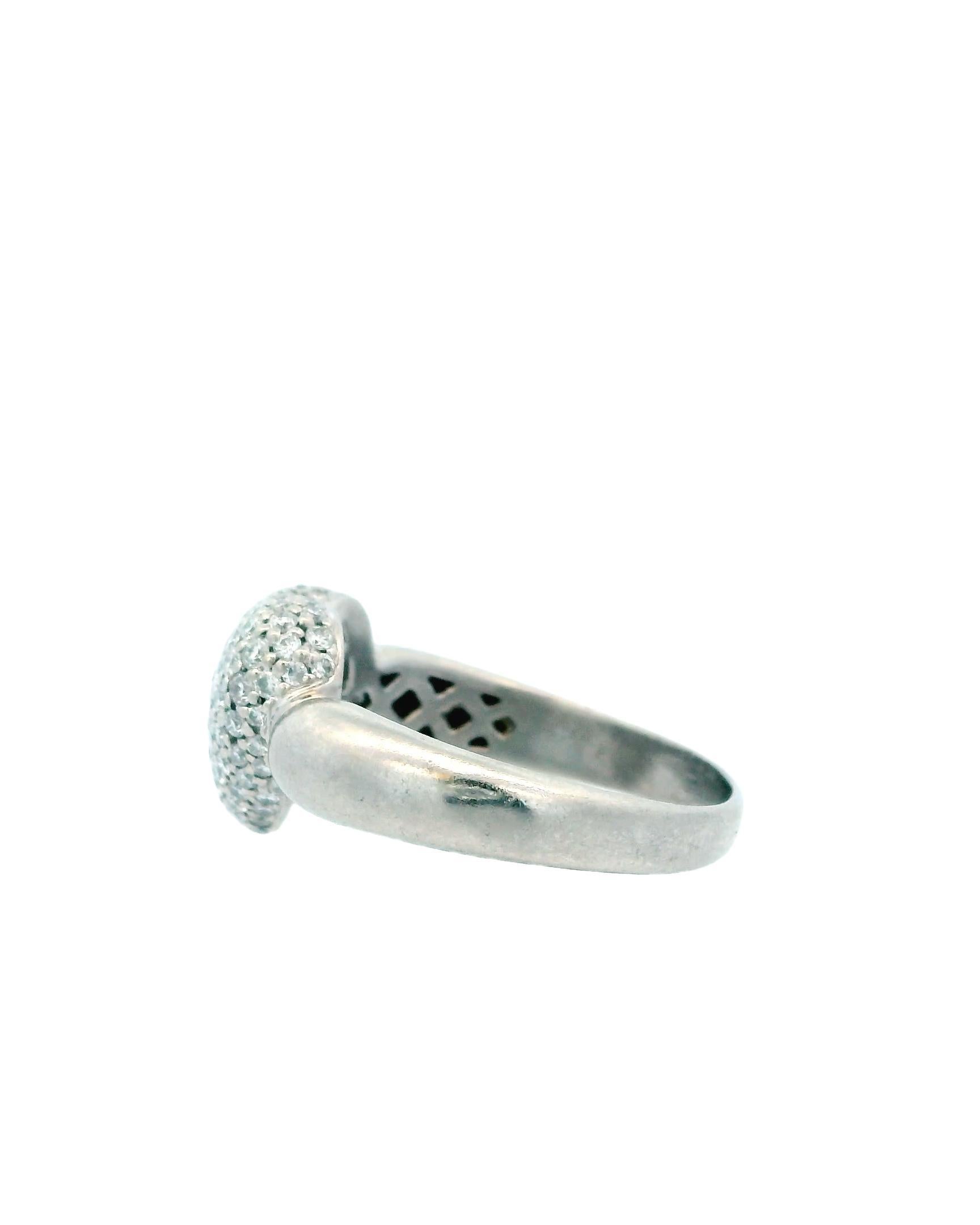 Uno splendido anello con diamante a forma di cuore, realizzato in platino e impreziosito da un pavé di diamanti scintillanti.

Anello misura 9,75

Peso totale 8,3 g