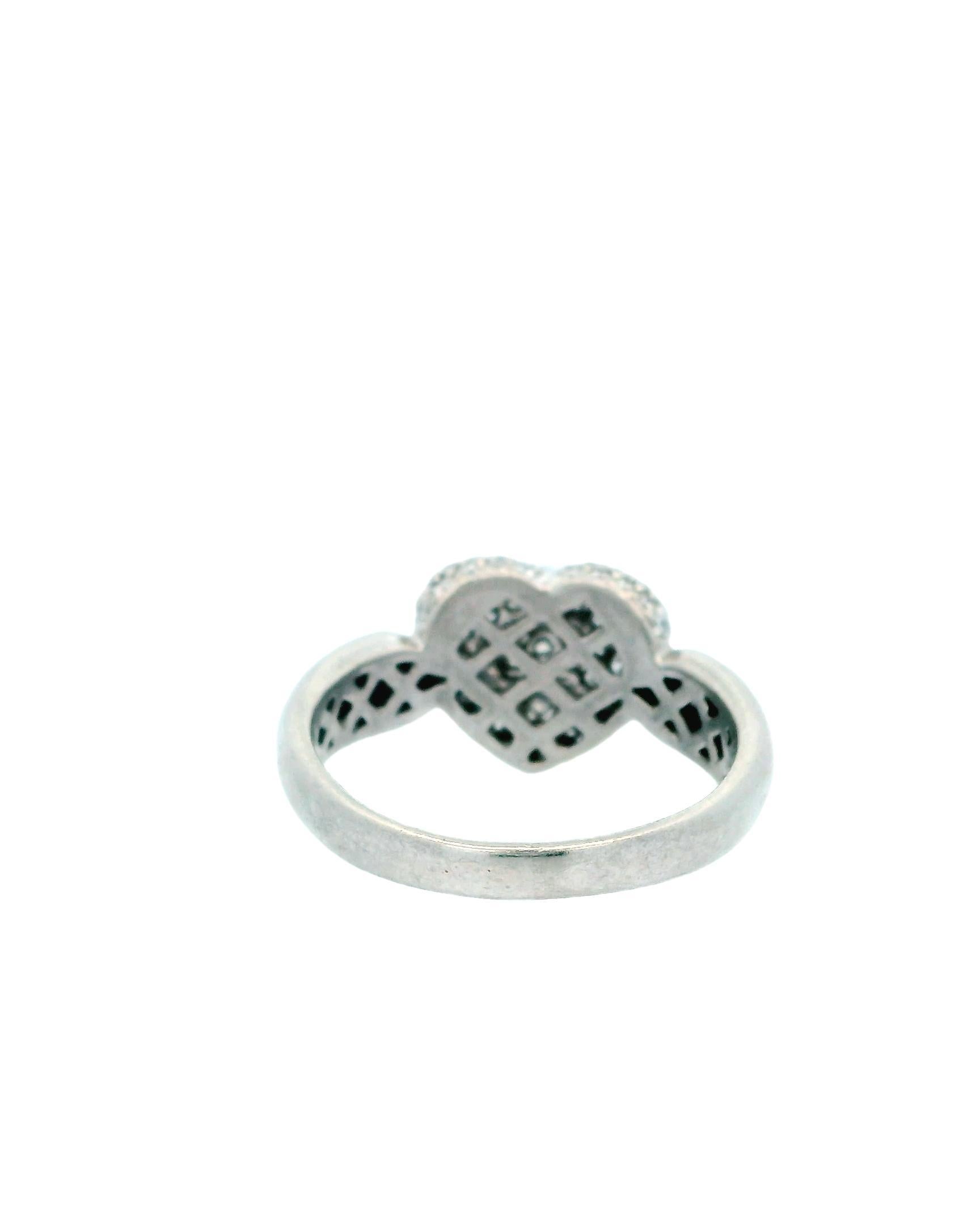 Taglio rotondo Anello in platino con pavé a forma di cuore in vendita