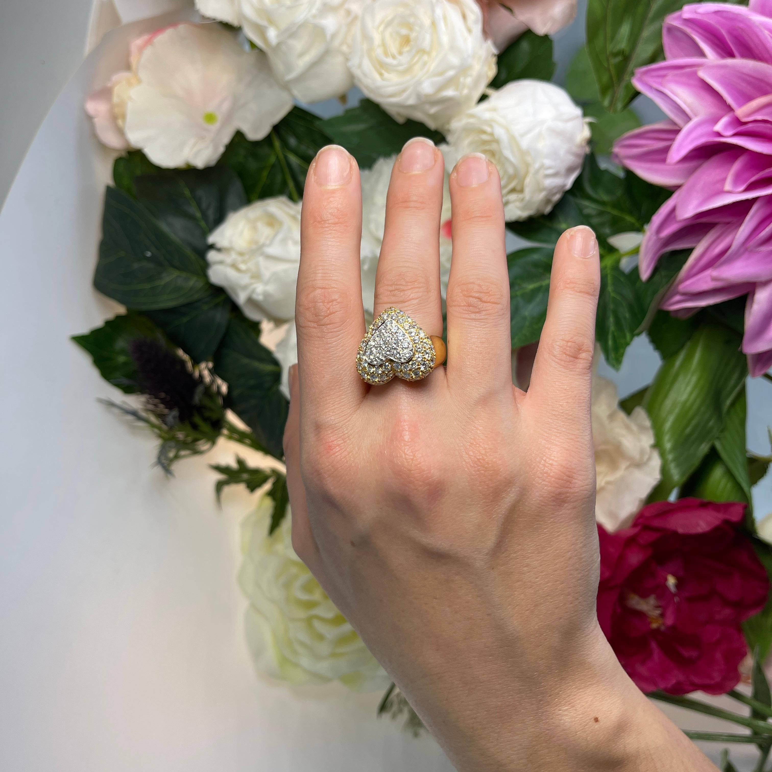 Herzförmiger Pavé Vintage Diamantring 3,32 Karat Gelbgold im Angebot 1