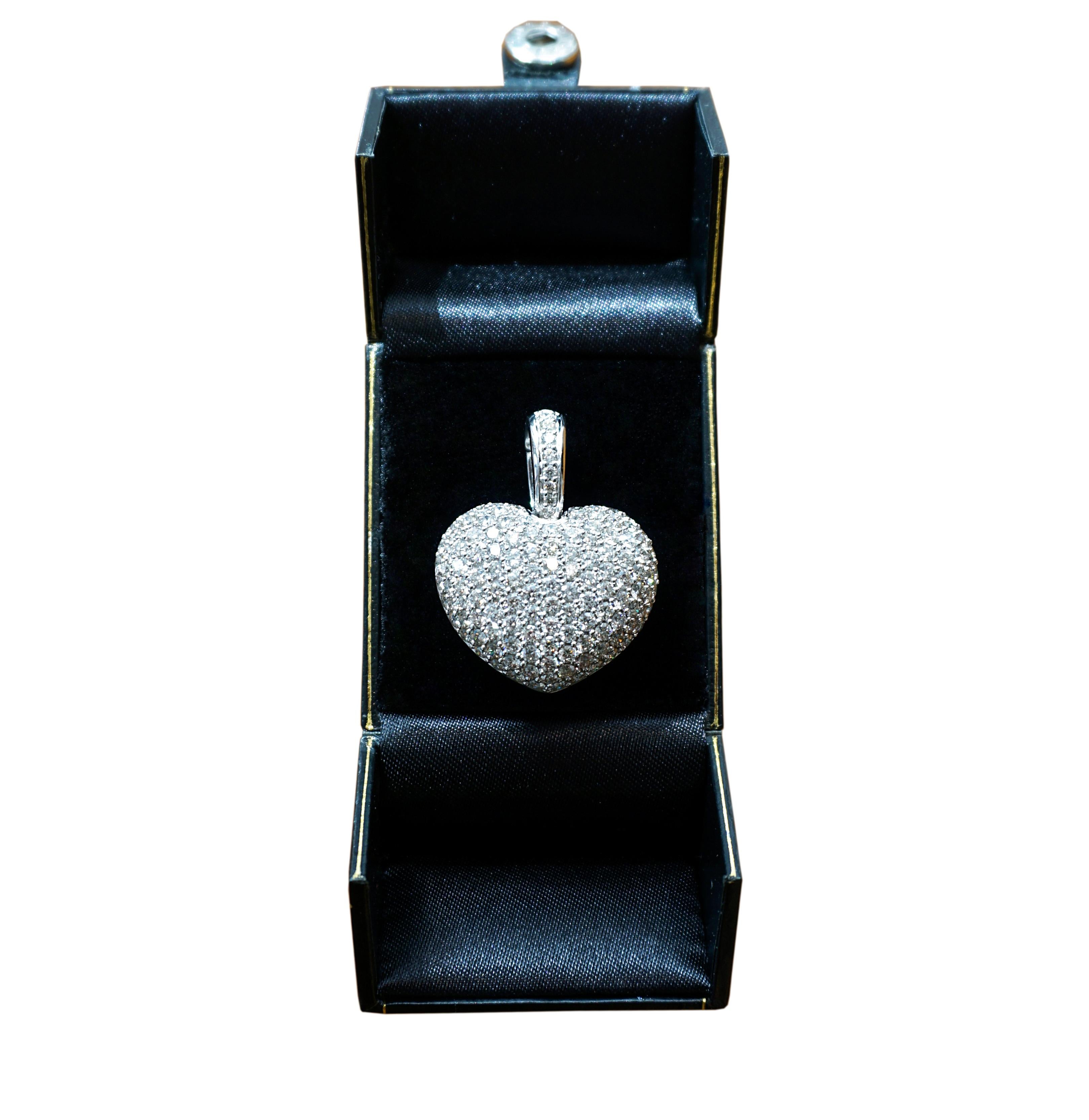 Modern Heart-Shaped Pendant Clip With Numerous Diamonds 4.85 ct White Gold 18k For Sale