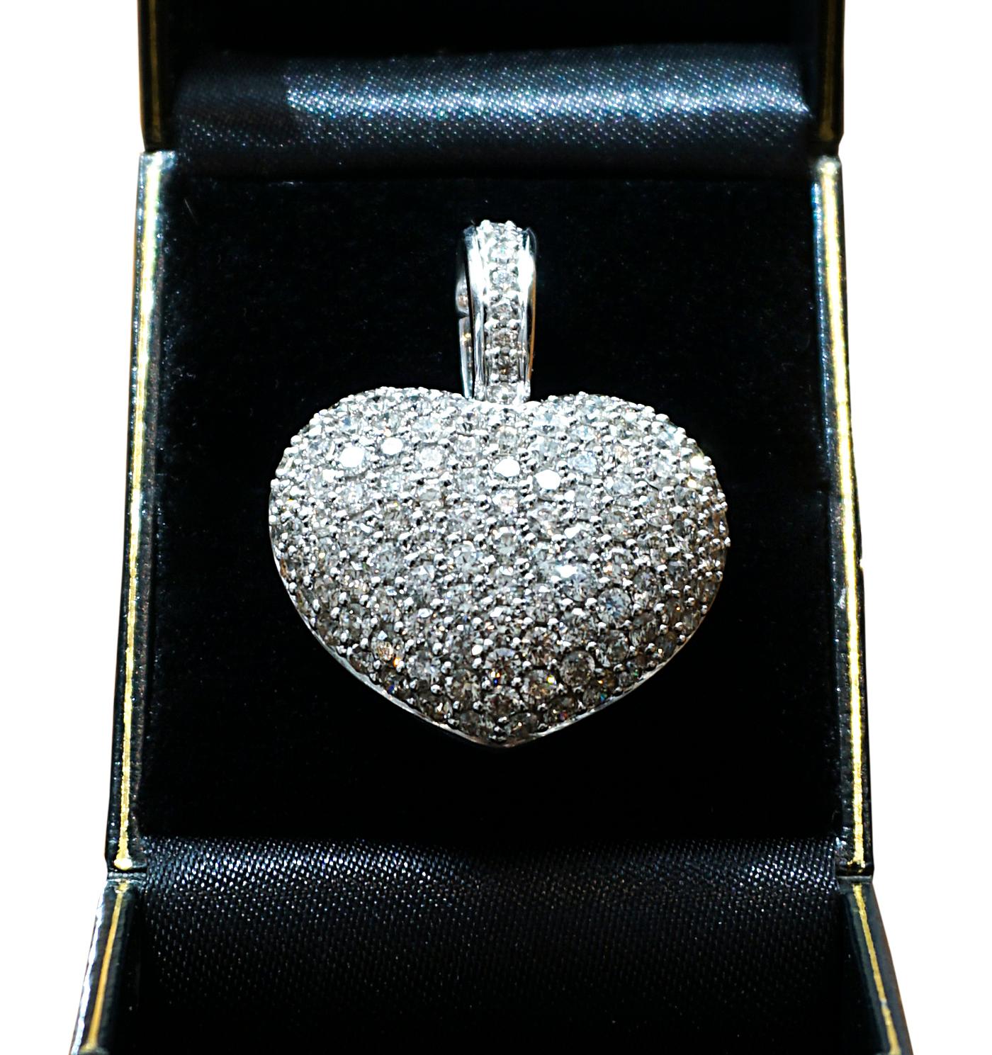 Brilliant Cut Heart-Shaped Pendant Clip With Numerous Diamonds 4.85 ct White Gold 18k For Sale