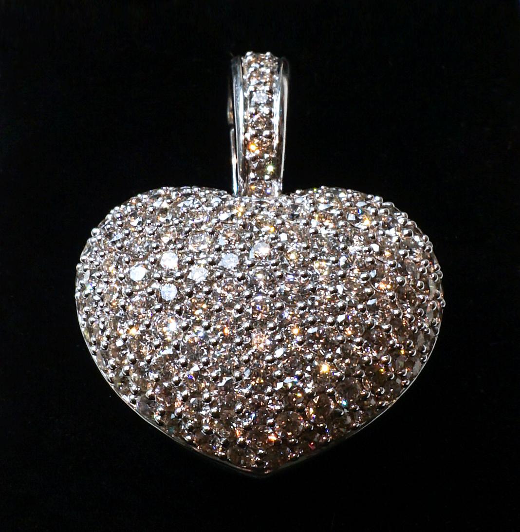 Herzförmiger Anhänger mit Diamanten in Herzform mit zahlreichen Diamanten, 4,85 Karat Weißgold 18k im Zustand „Gut“ im Angebot in Vienna, AT