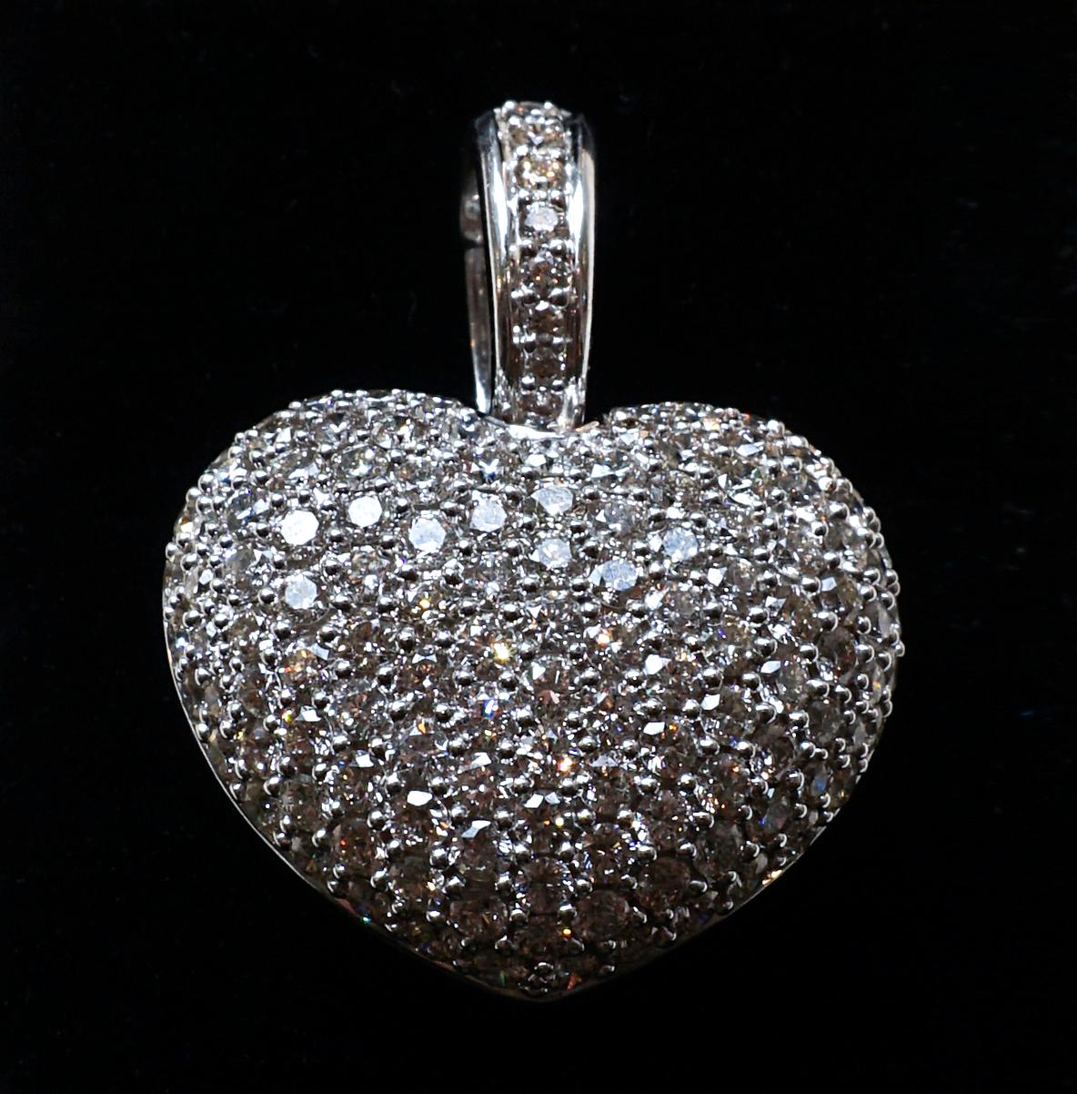 Clip pendentif en forme de cœur avec de nombreux diamants de 4,85 carats et or blanc 18 carats Pour femmes en vente