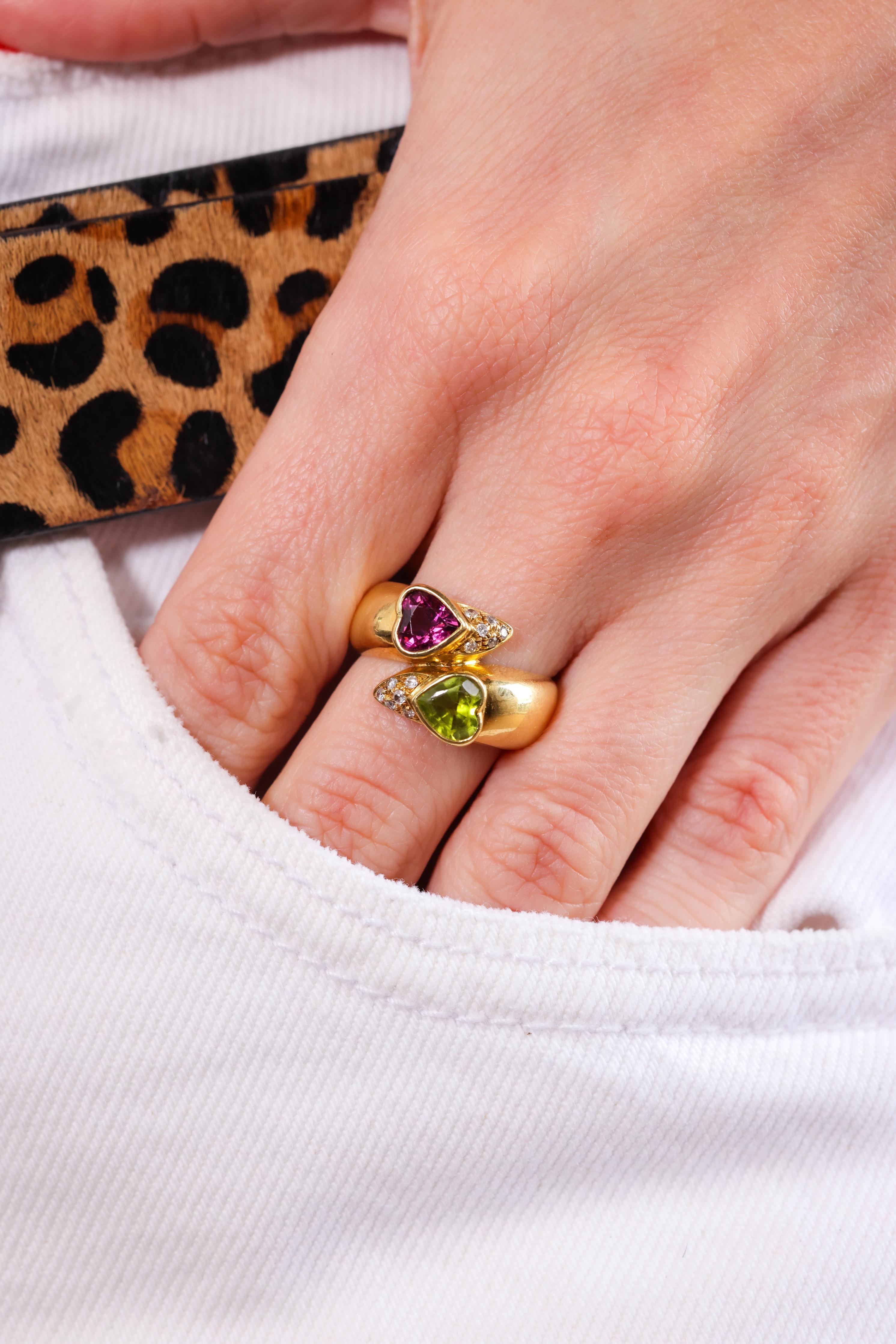 Mittelstein: Peridot 
Schliff: Herzform 
Gewicht: ca. 1 Karat 
Mittelstein: Rubellit 
Schliff: Herzform
Gewicht: ca. 1 Karat 
Akzentstein: 6 Diamanten 
Schliff: Rund brillant 
Gewicht: ca. 0,10 Karat 
Farbe: F-G 
Klarheit: VS
Metall: 18k Gelbgold
