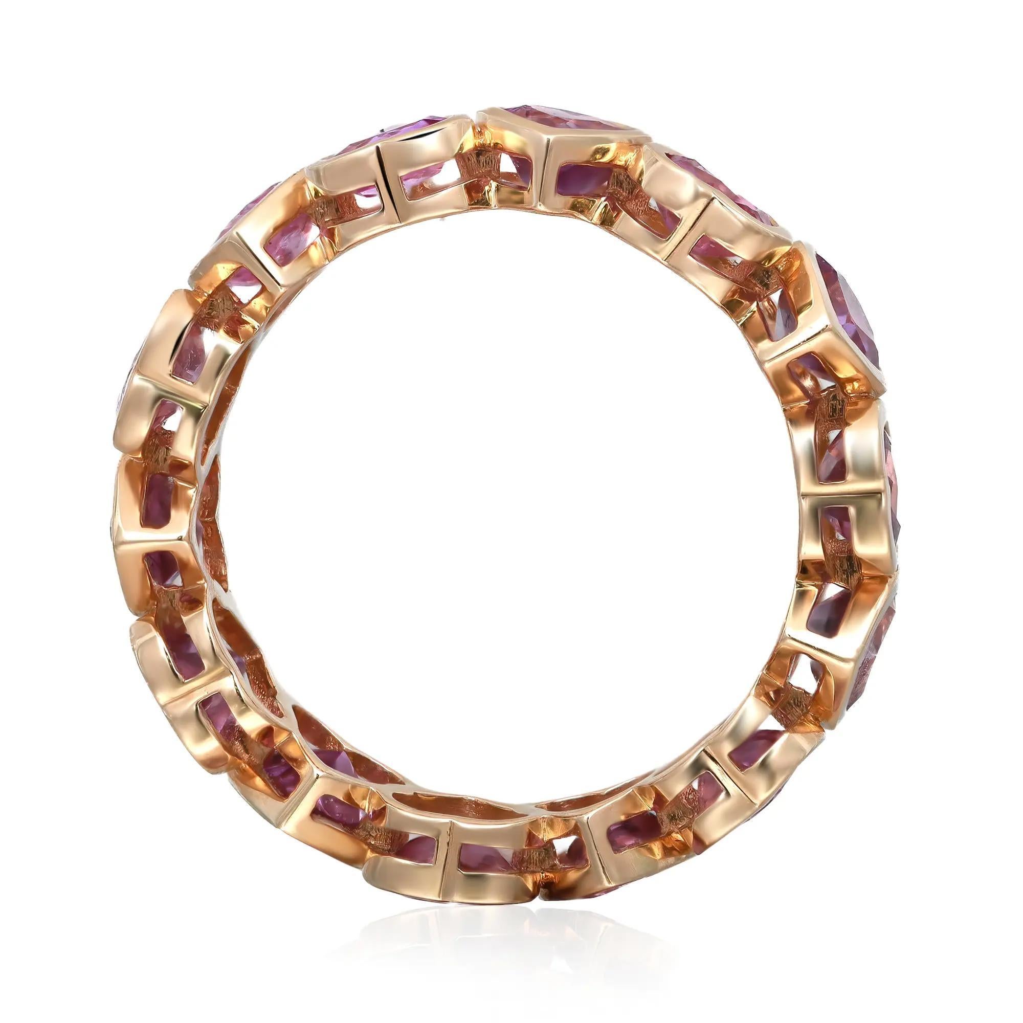 Questa fascia eternity unica ed elegante presenta zaffiri rosa a forma di cuore incastonati. Le pietre girano meravigliosamente intorno alla fascia e sono incastonate in pregiato oro giallo 14k. Peso totale dello zaffiro rosa: 4,01 carati. Misura