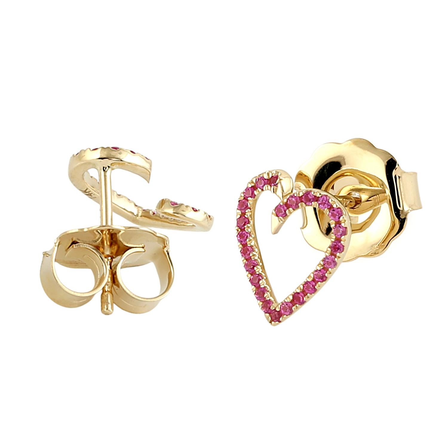 Taglio misto Borchie minime con zaffiro rosa a forma di cuore in oro giallo 14 ct. in vendita