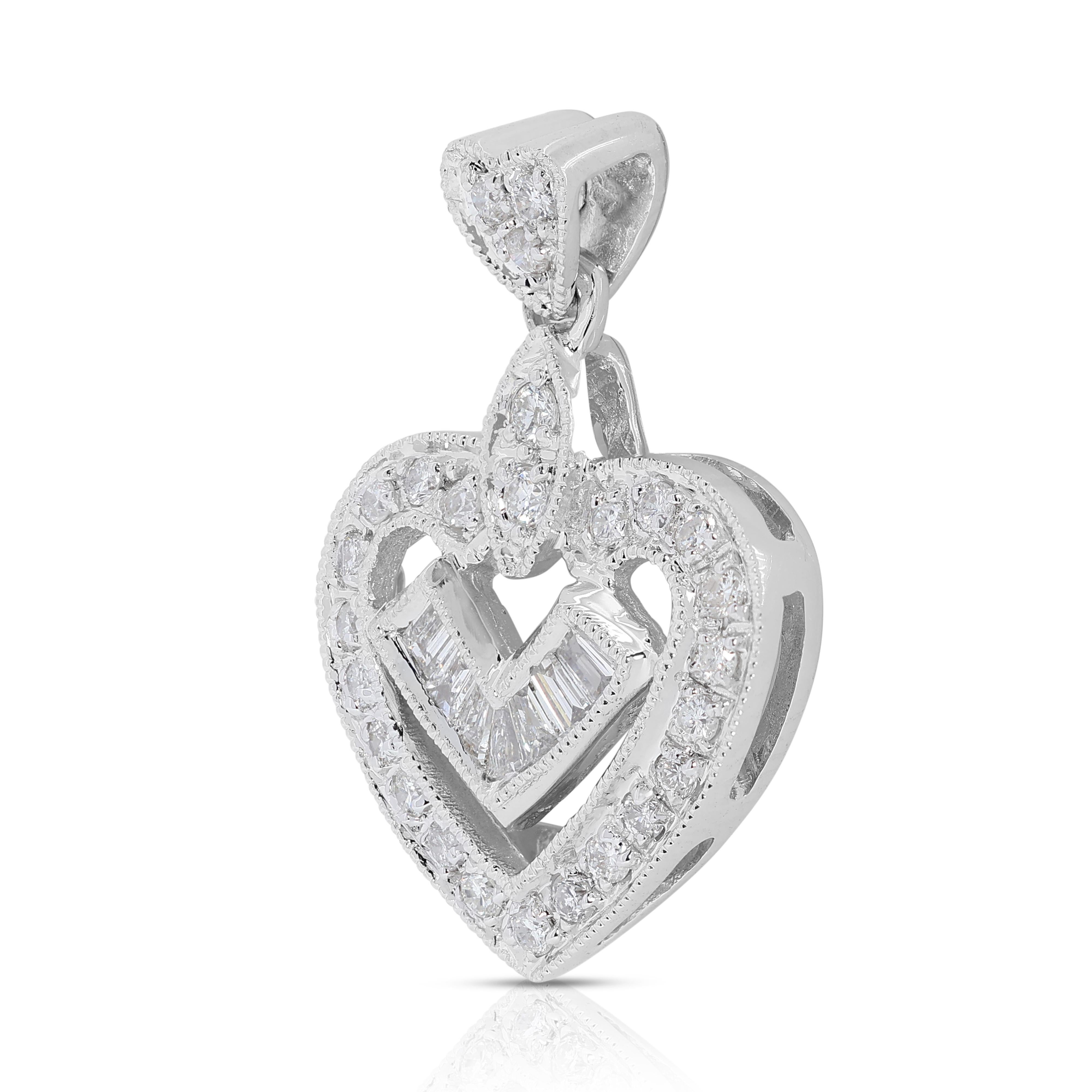 Heart-Shaped Quarter Carat Diamond Pendant in 18K White Gold - Pendant Only In Excellent Condition For Sale In רמת גן, IL