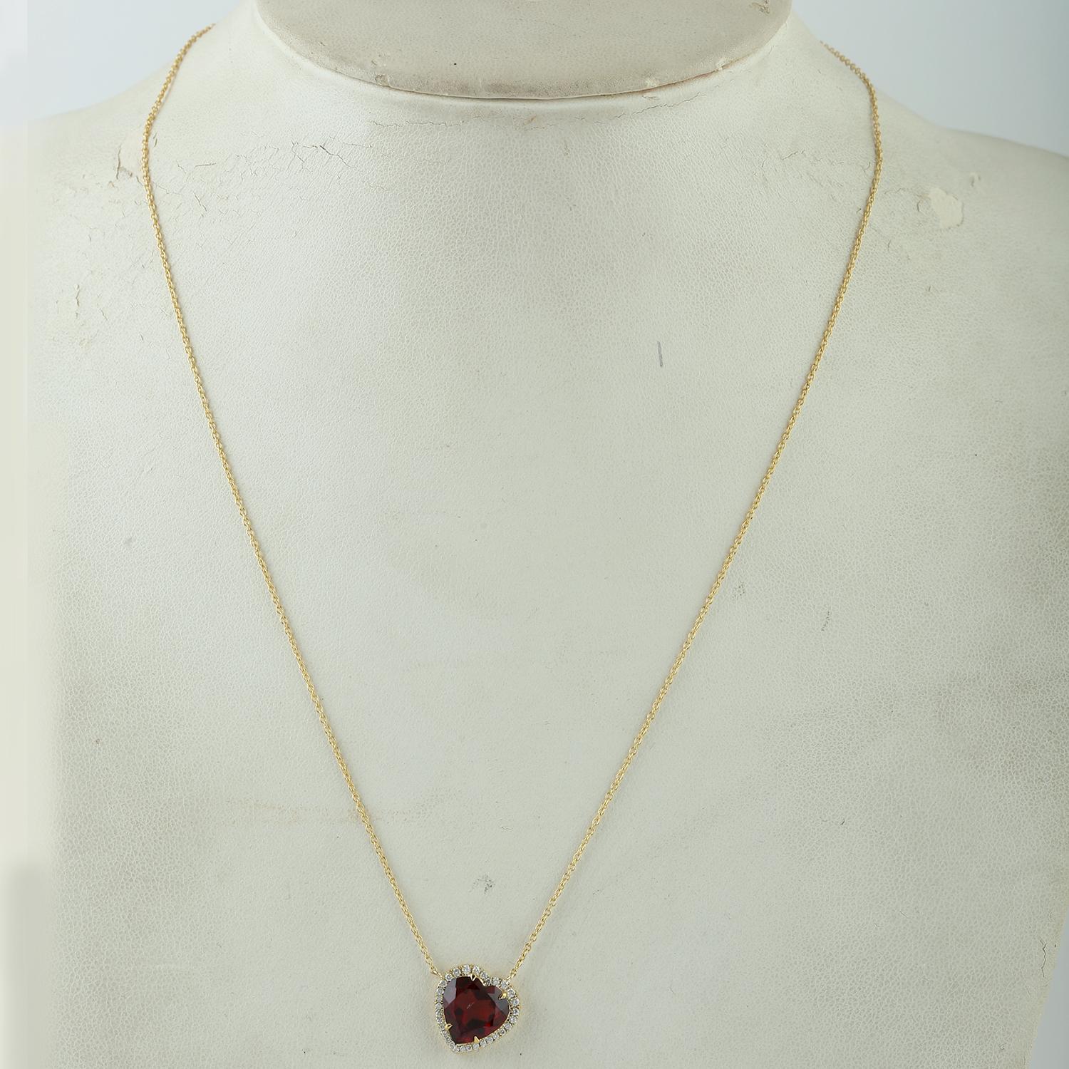 Artisan Chaîne collier pendentif en forme de cœur en grenat rouge et diamants en or jaune 14 carats en vente